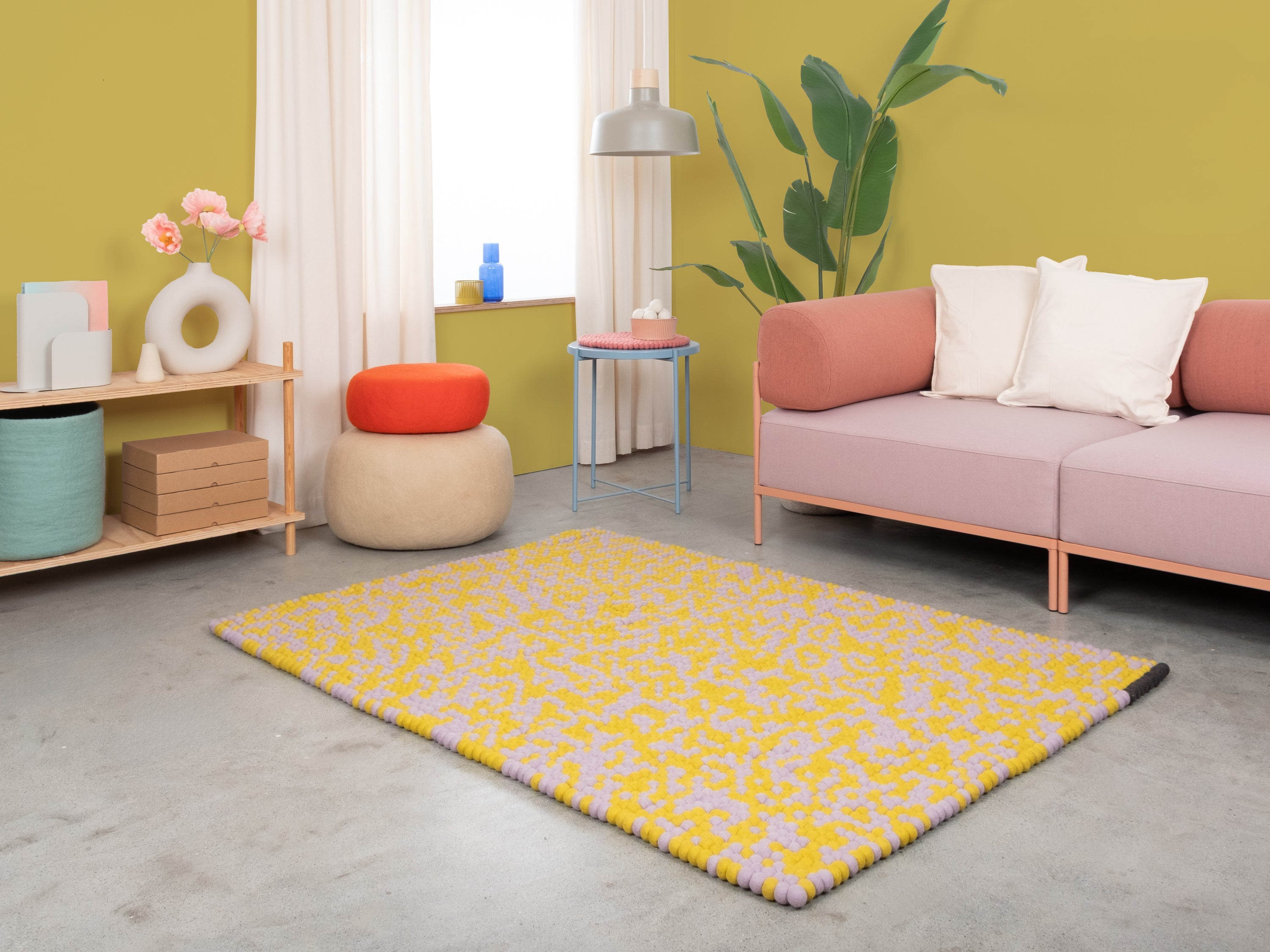 myfelt Zest Filzkugelteppich Lila, Gelb aus Schurwolle – Bild 4