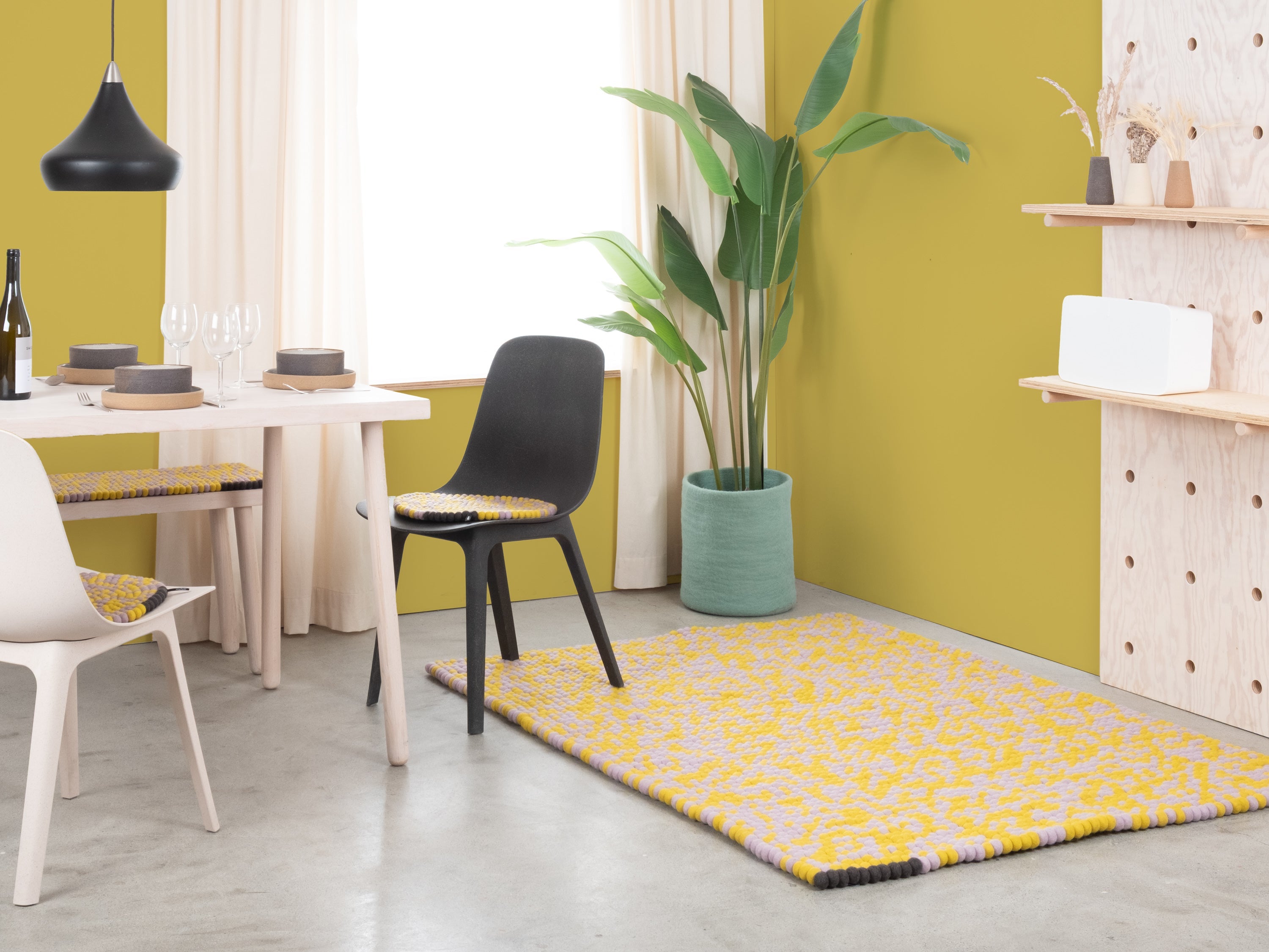 myfelt Zest Filzkugelteppich Lila, Gelb aus Schurwolle – Bild 6