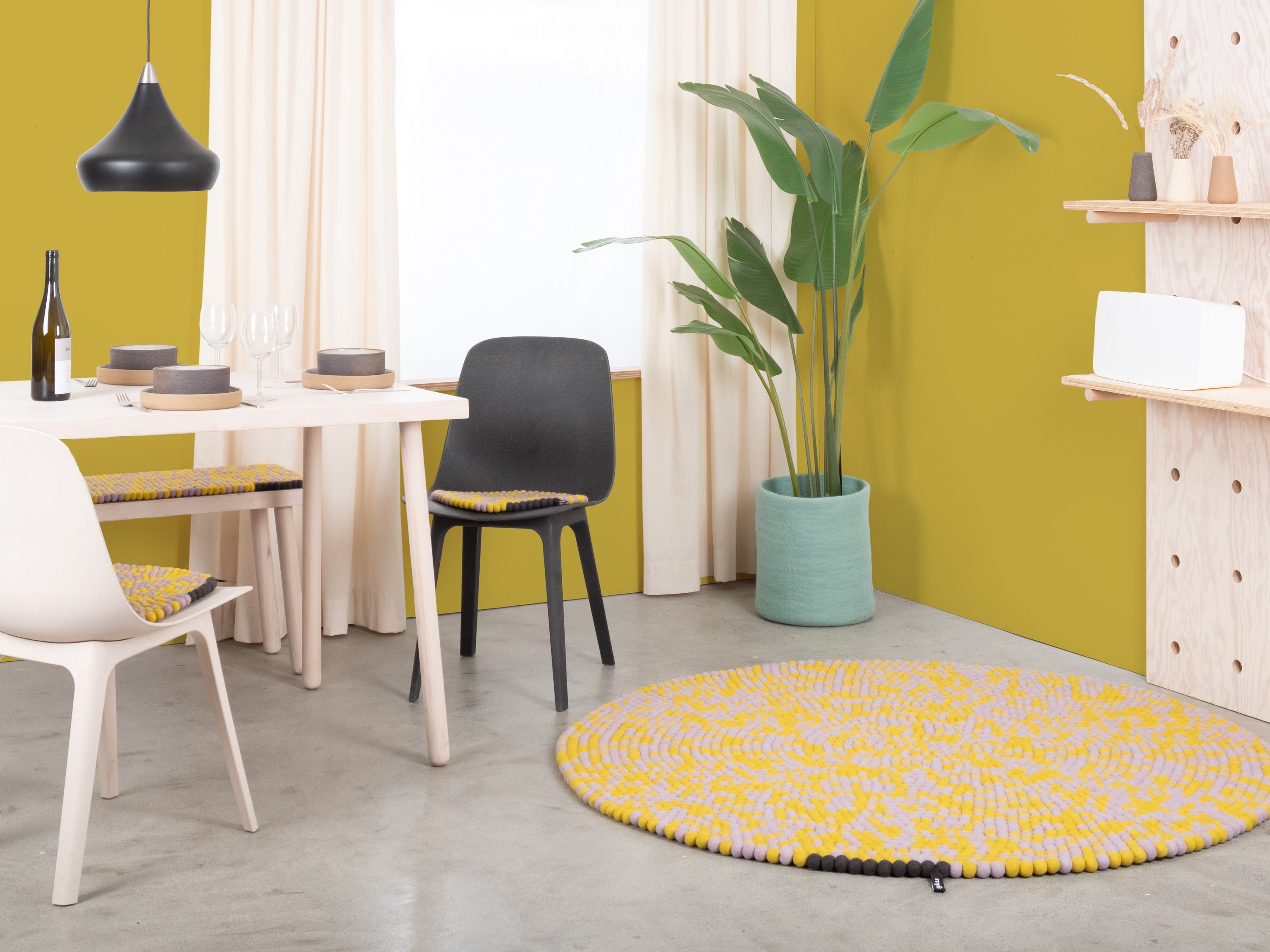 myfelt Zest Filzkugelteppich Lila, Gelb aus Schurwolle – Bild 6