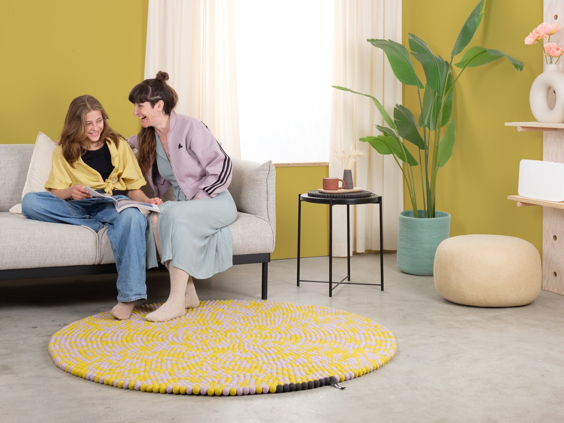 myfelt Zest Filzkugelteppich Lila, Gelb aus Schurwolle – Bild 2