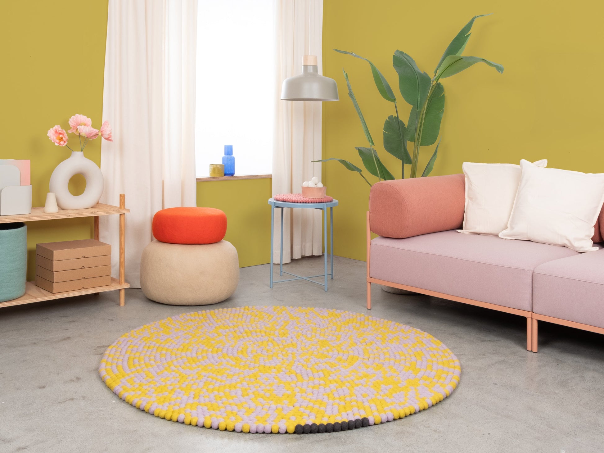 myfelt Zest Filzkugelteppich Lila, Gelb aus Schurwolle – Bild 4