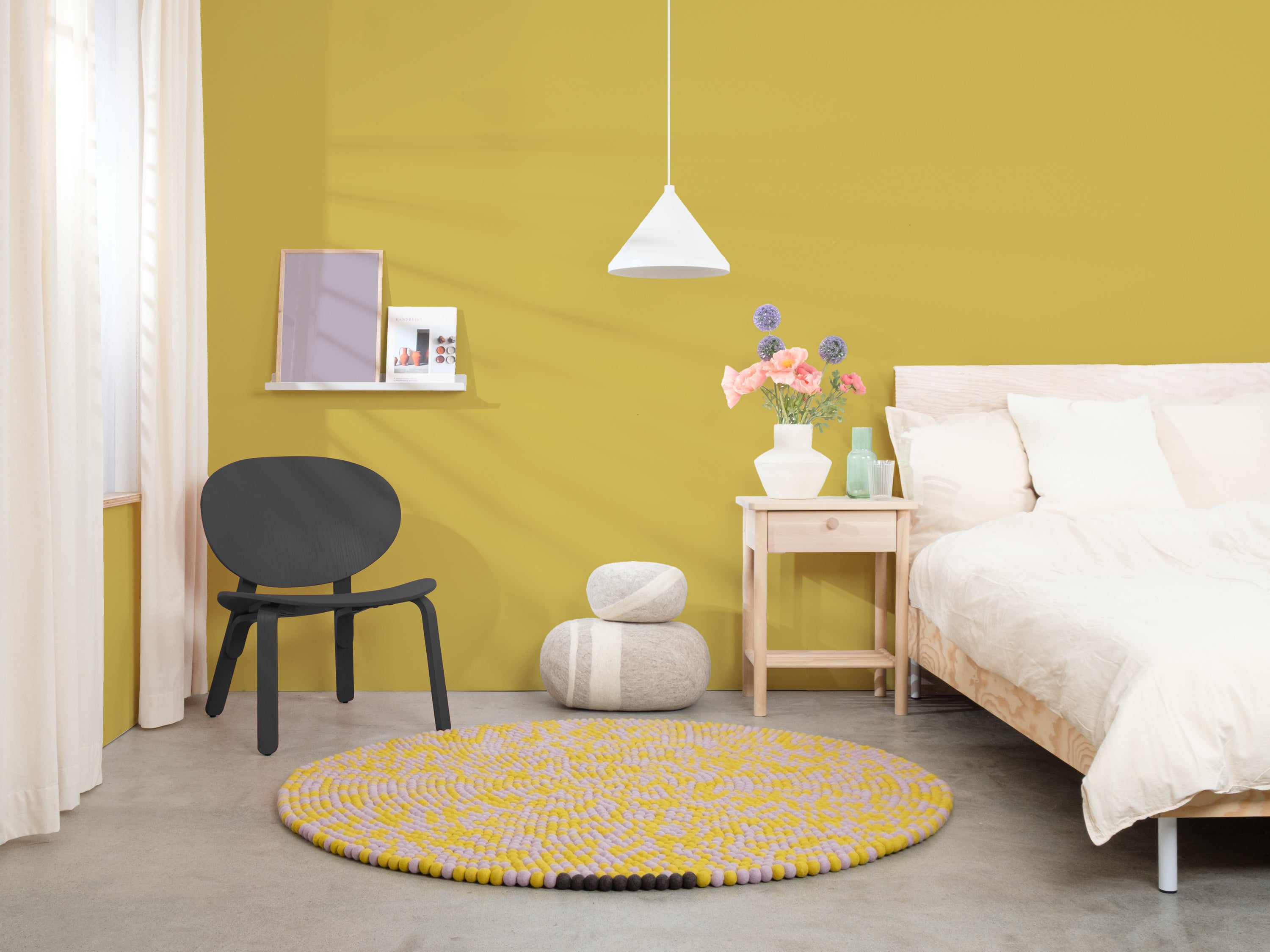 myfelt Zest Filzkugelteppich Lila, Gelb aus Schurwolle – Bild 5