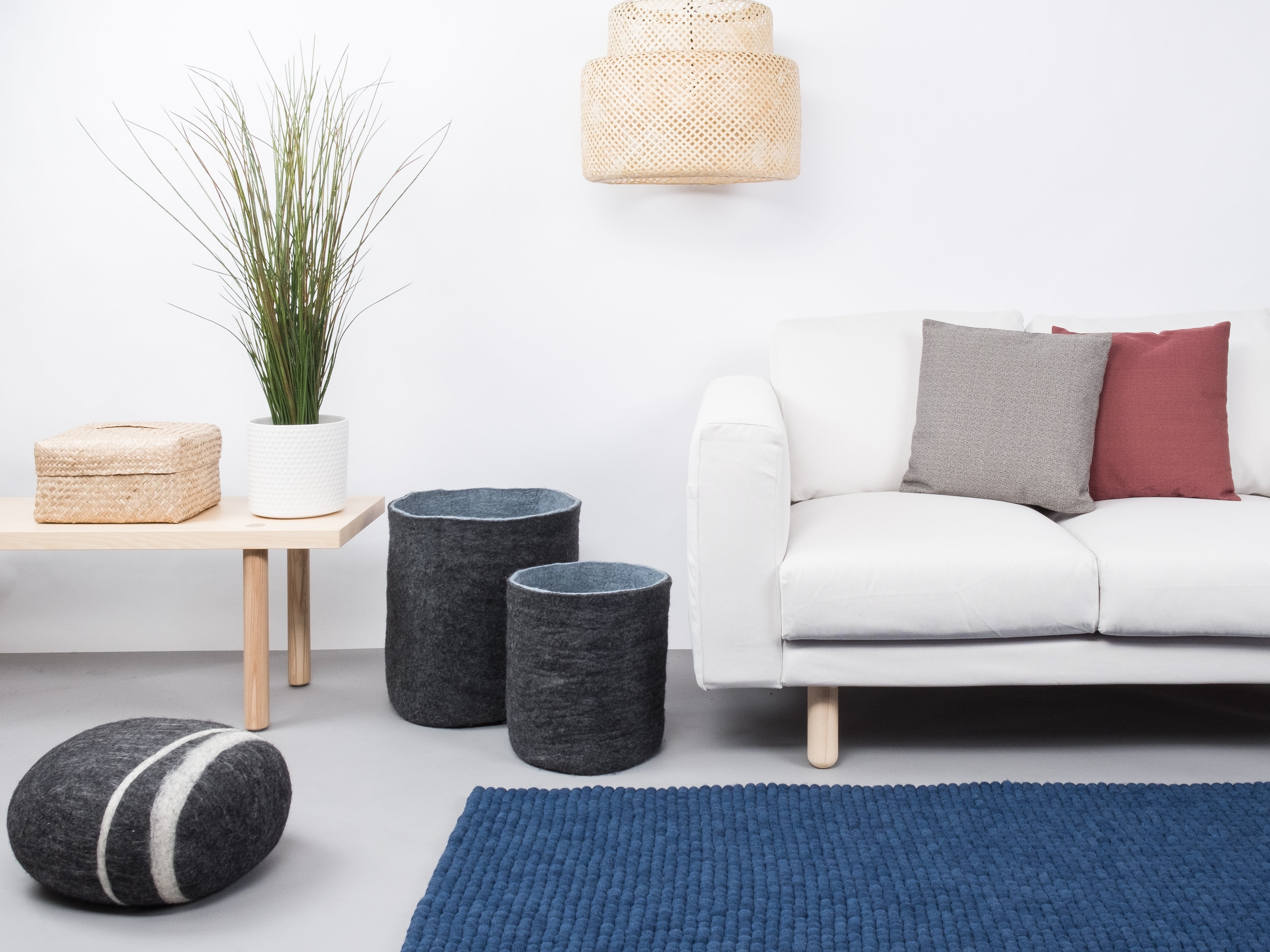 myfelt Alva Filzkugelteppich Blau aus Schurwolle – Bild 6