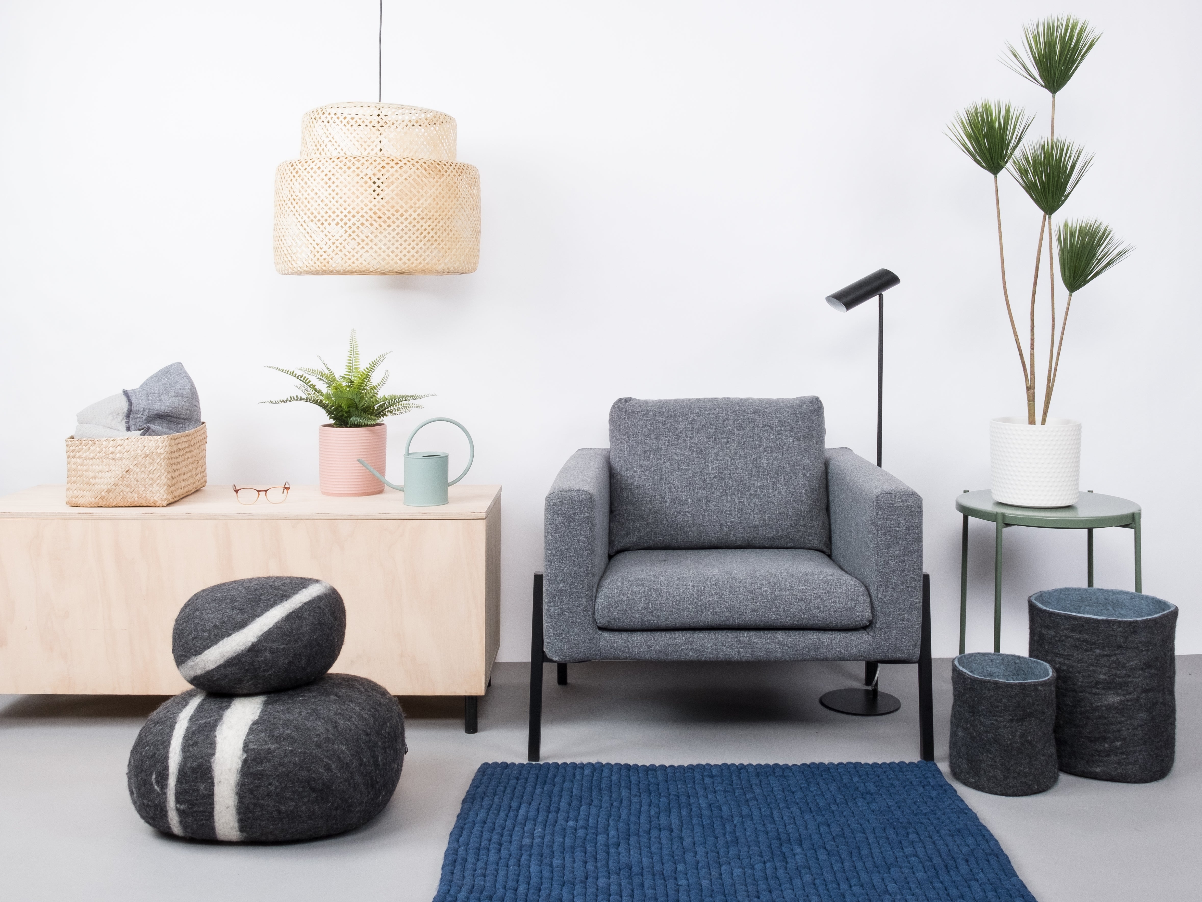 myfelt Alva Filzkugelteppich Blau aus Schurwolle – Bild 5