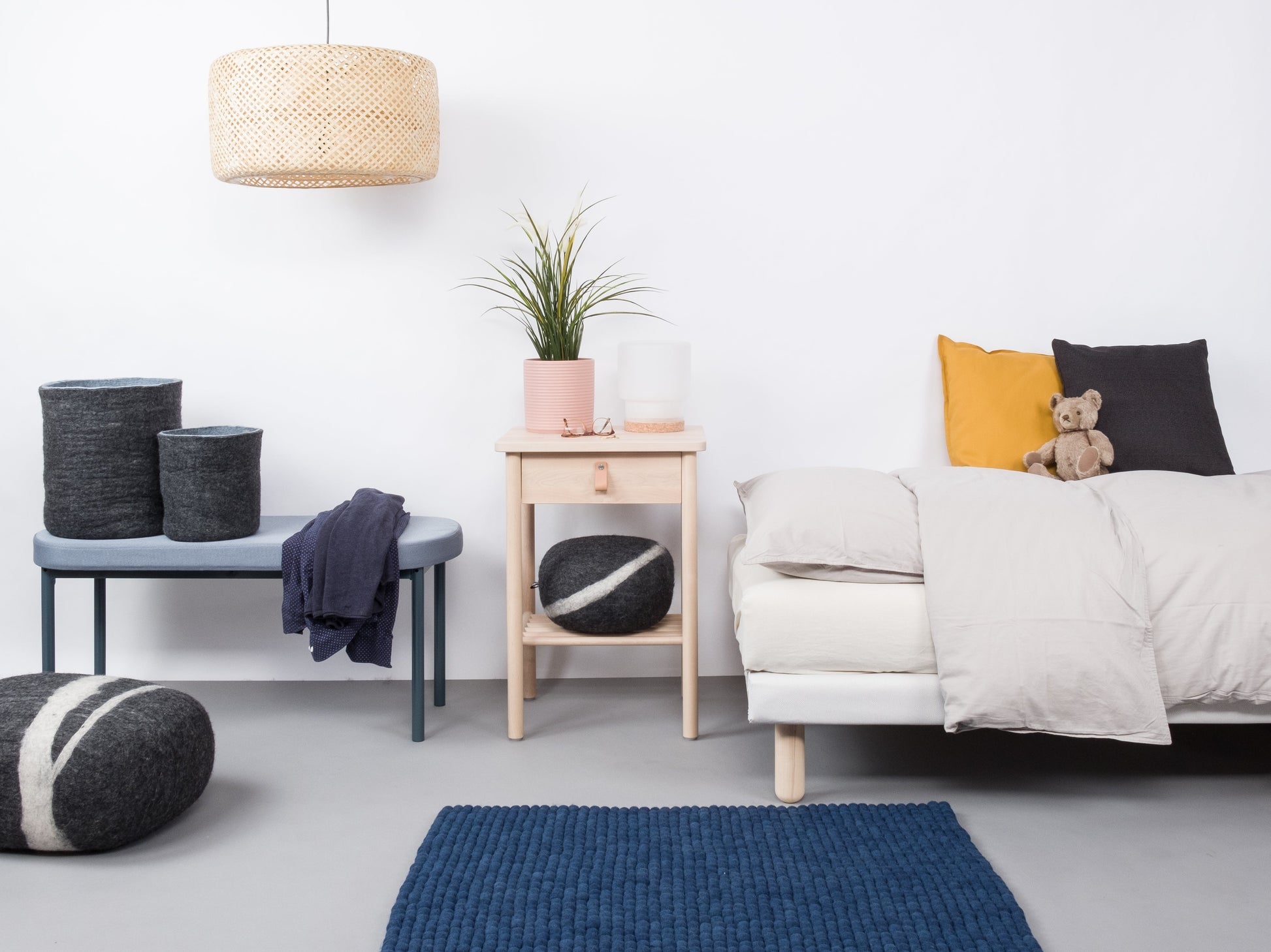 myfelt Alva Filzkugelteppich Blau aus Schurwolle – Bild 4