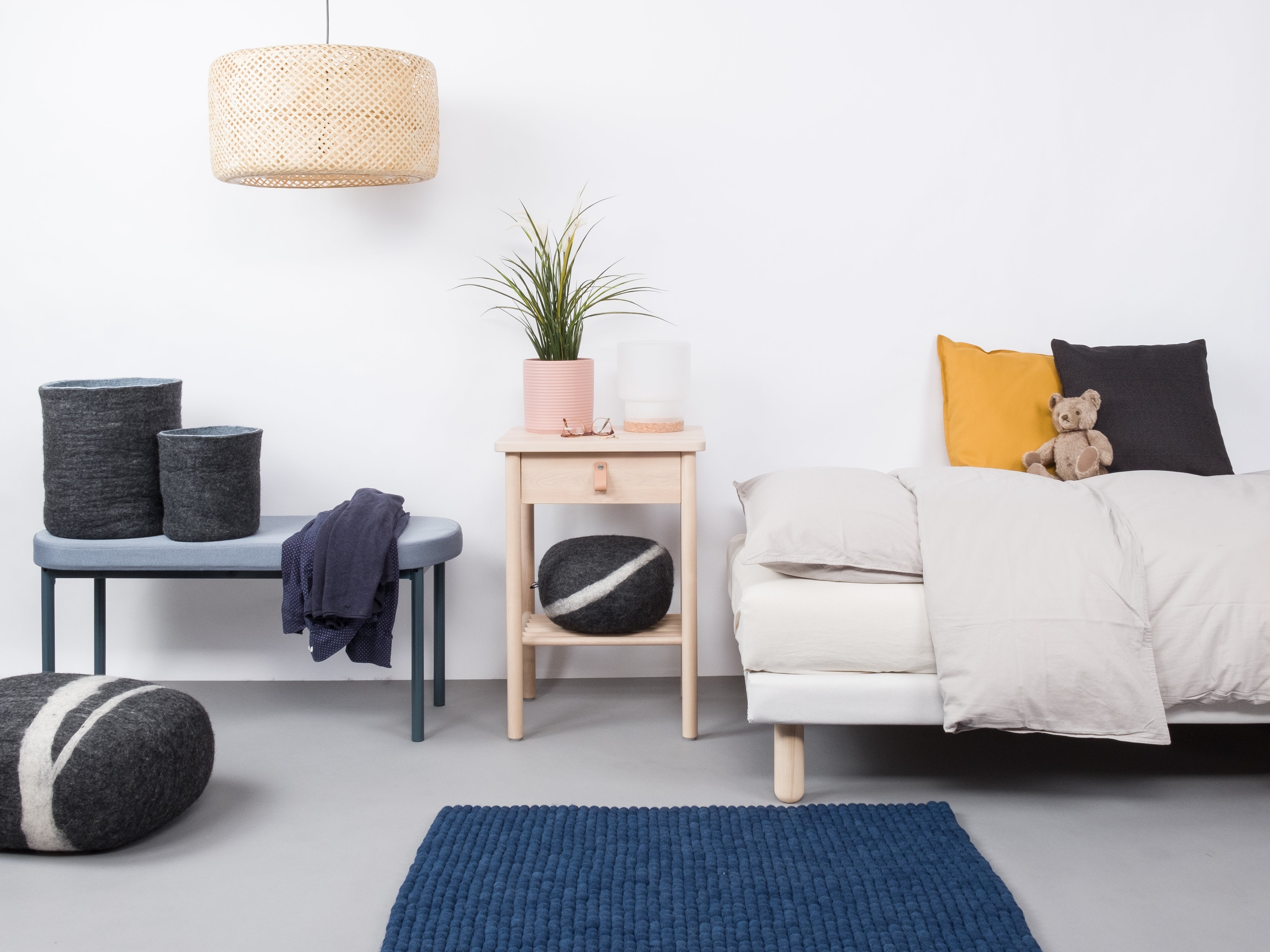 myfelt Alva Filzkugelteppich Blau aus Schurwolle – Bild 4