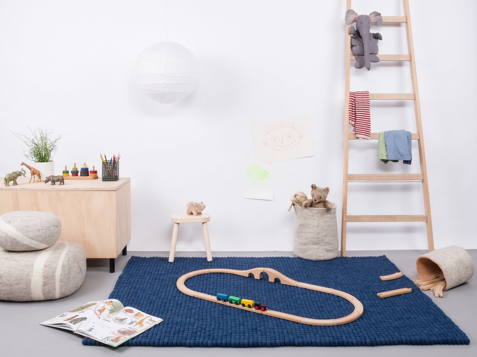 myfelt Alva Filzkugelteppich Blau aus Schurwolle – Bild 3