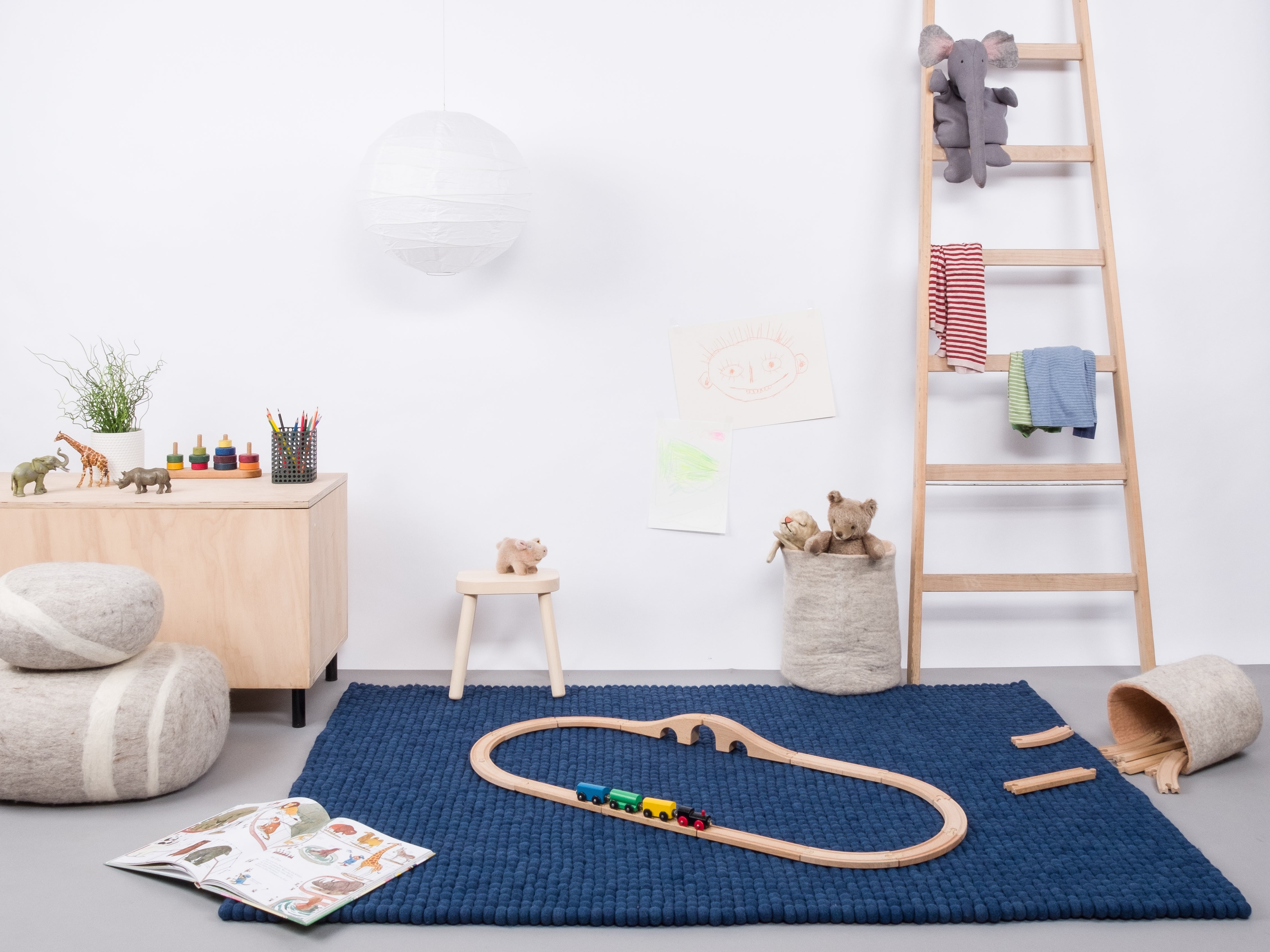 myfelt Alva Filzkugelteppich Blau aus Schurwolle – Bild 3