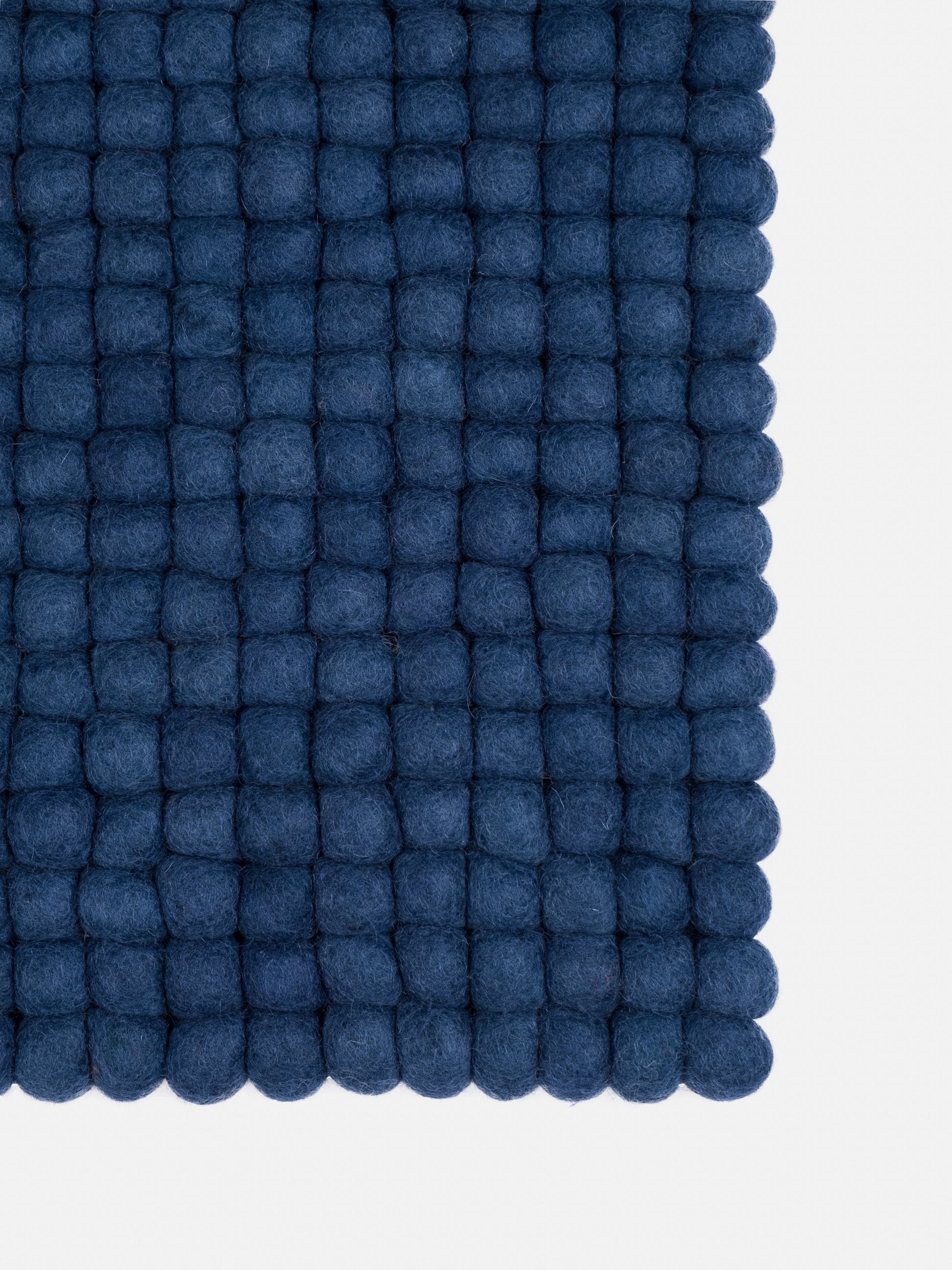 myfelt Alva Filzkugelteppich Blau aus Schurwolle – Bild 8