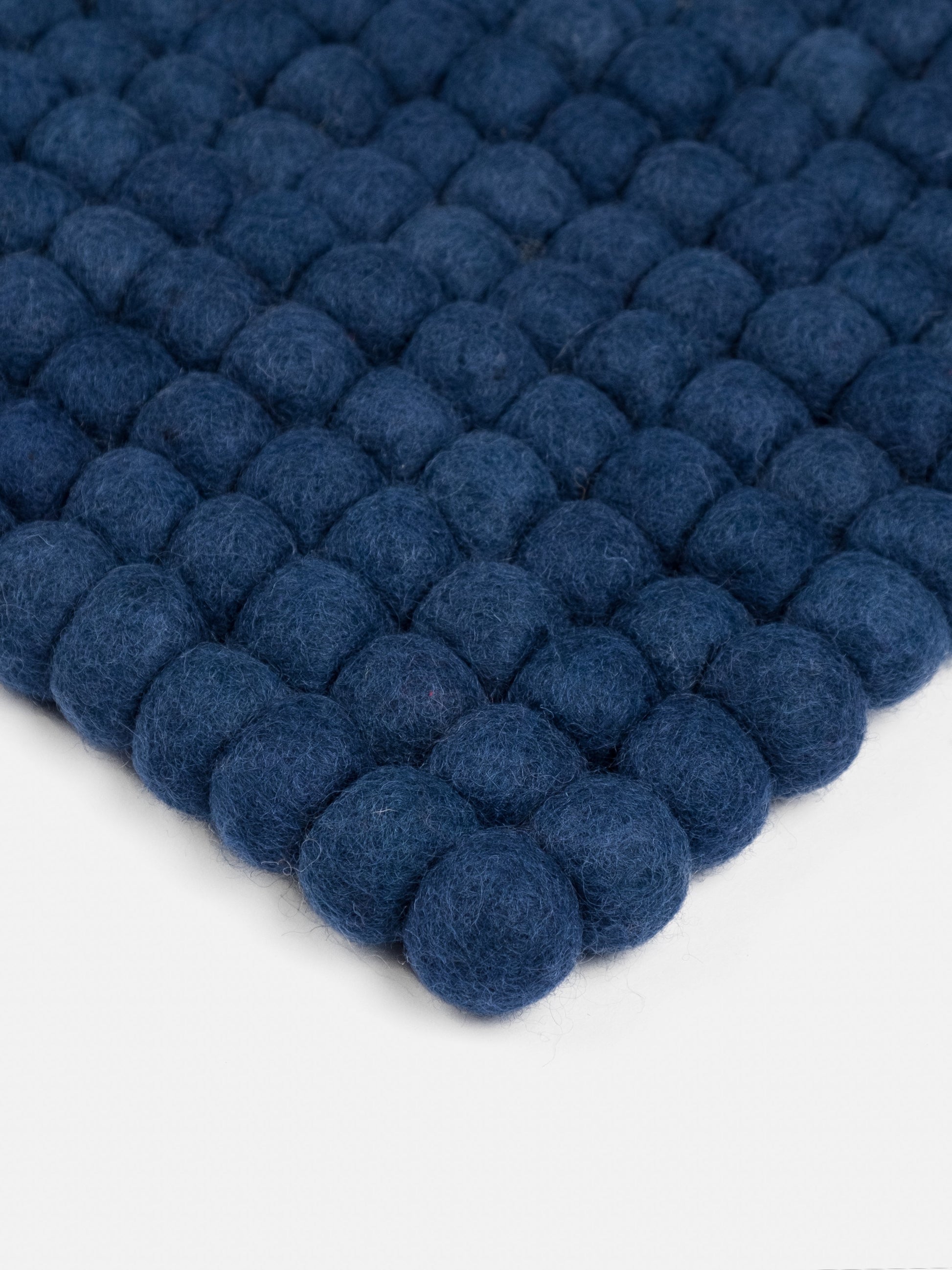 myfelt Alva Filzkugelteppich Blau aus Schurwolle – Bild 7