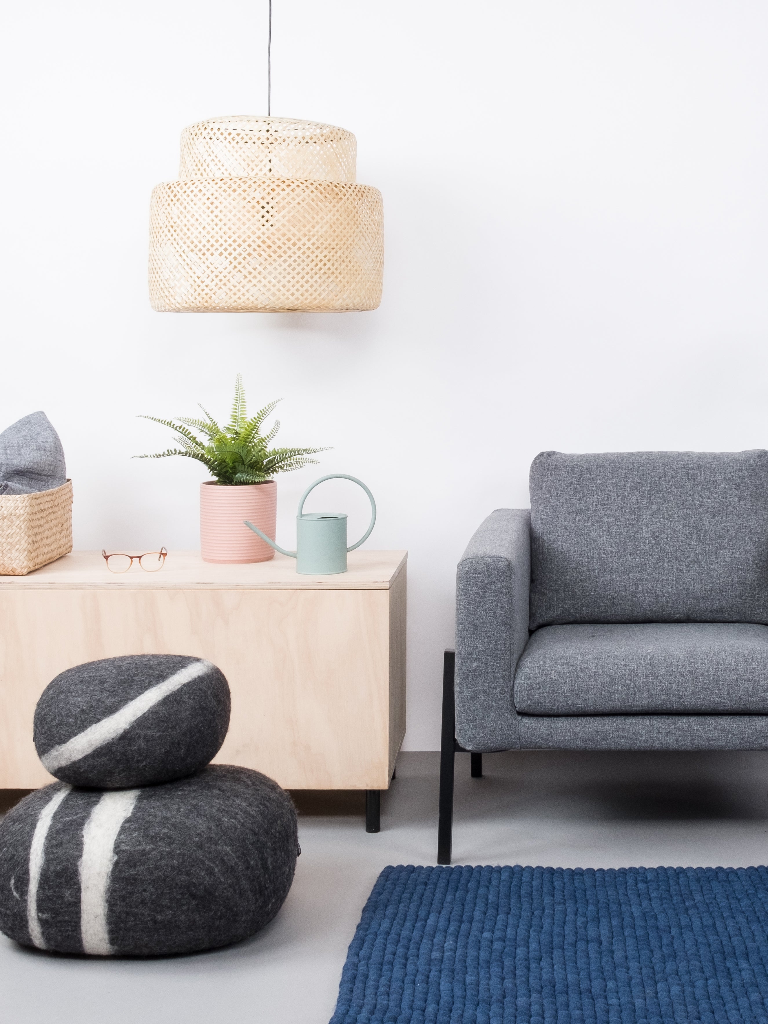 myfelt Alva Filzkugelteppich Blau aus Schurwolle – Bild 2