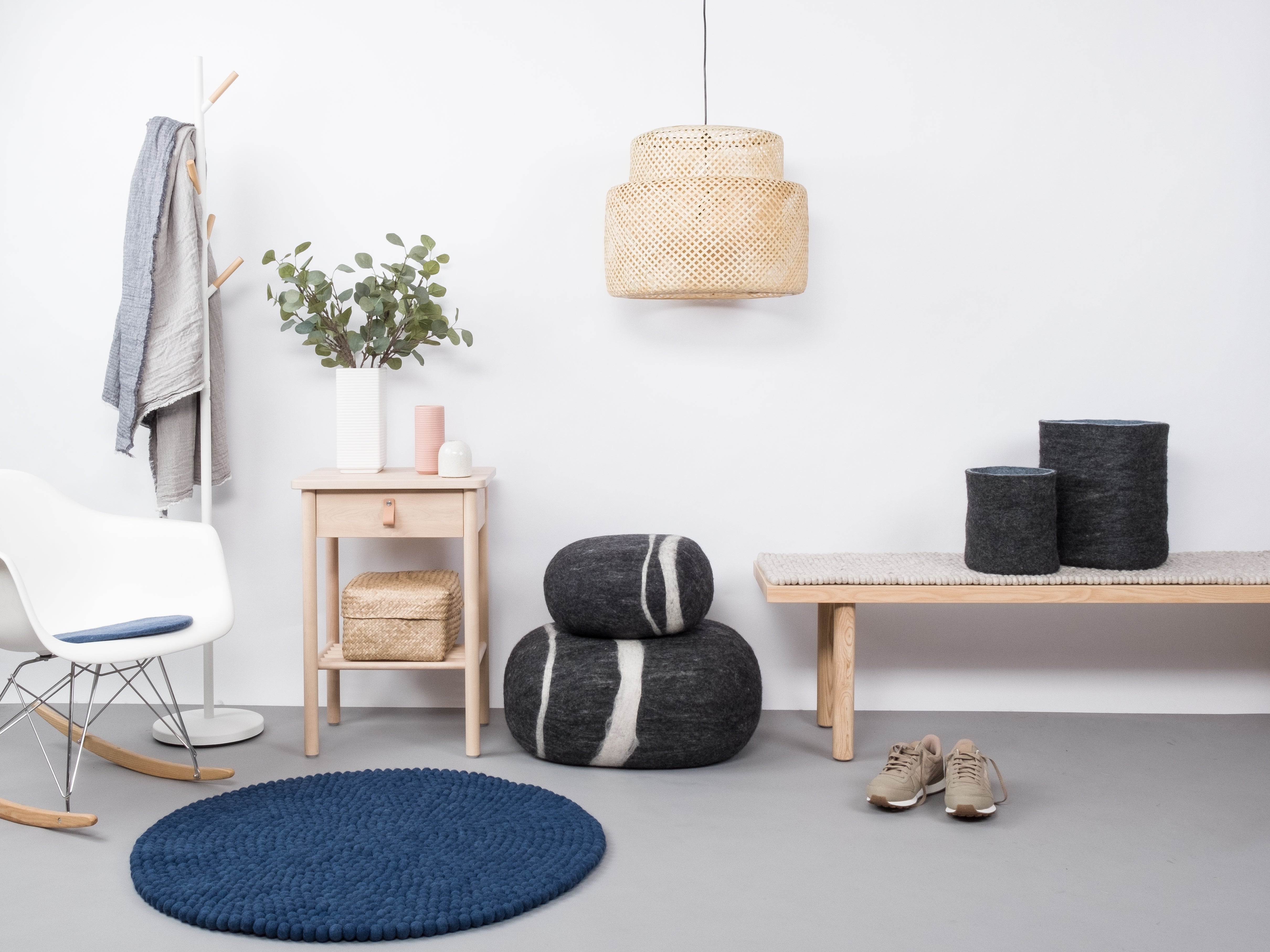 myfelt Alva Filzkugelteppich Blau aus Schurwolle – Bild 6