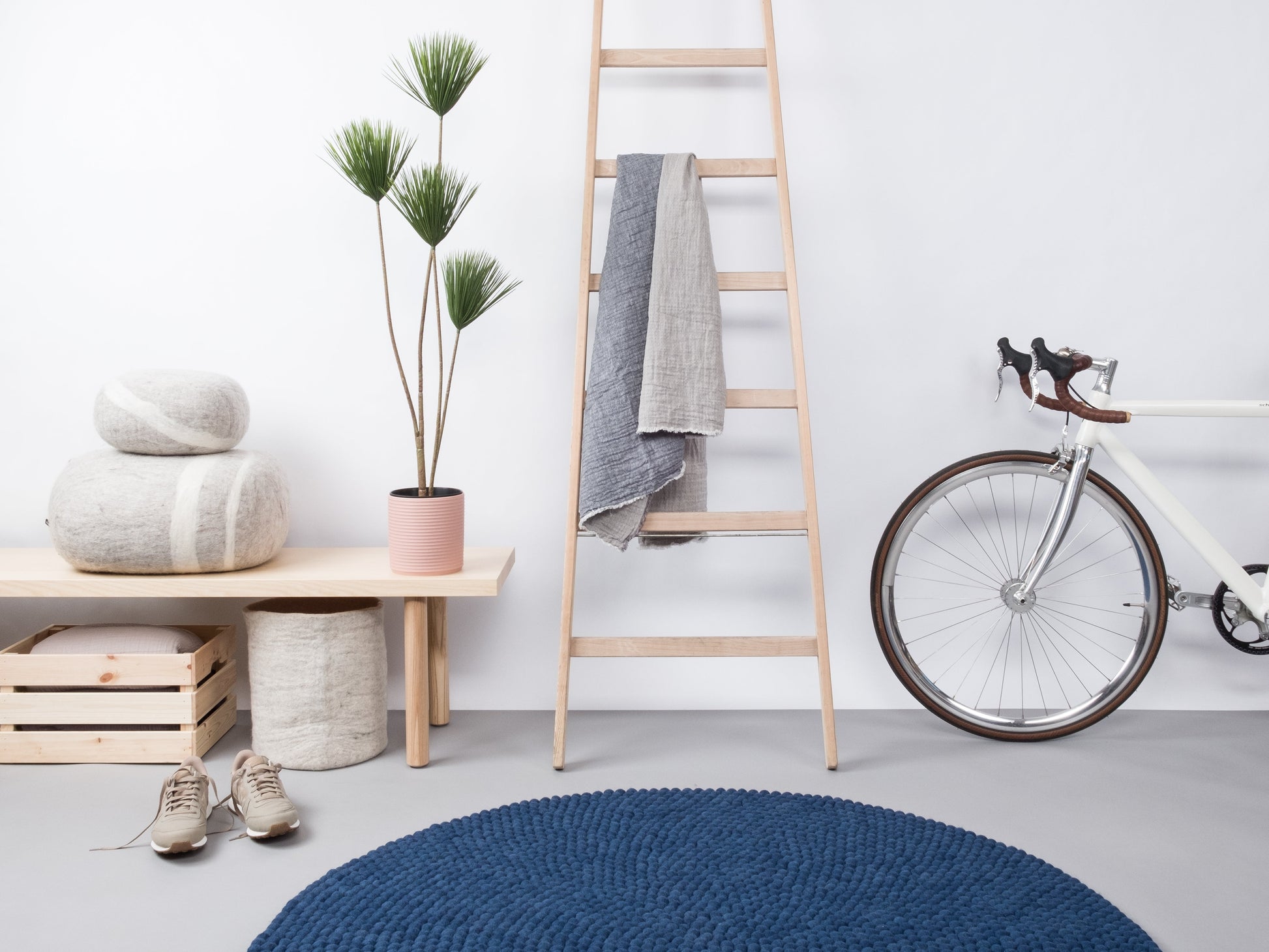 myfelt Alva Filzkugelteppich Blau aus Schurwolle – Bild 5