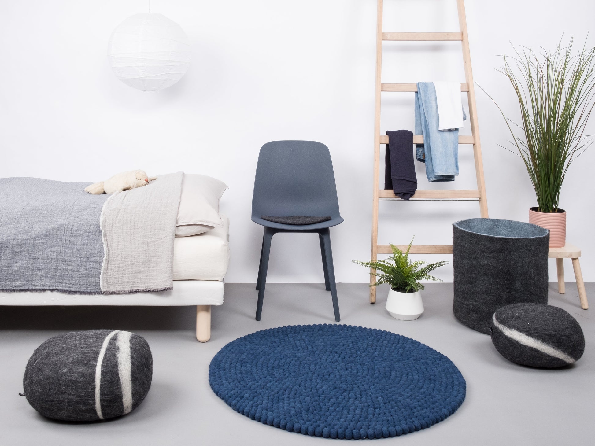 myfelt Alva Filzkugelteppich Blau aus Schurwolle – Bild 4