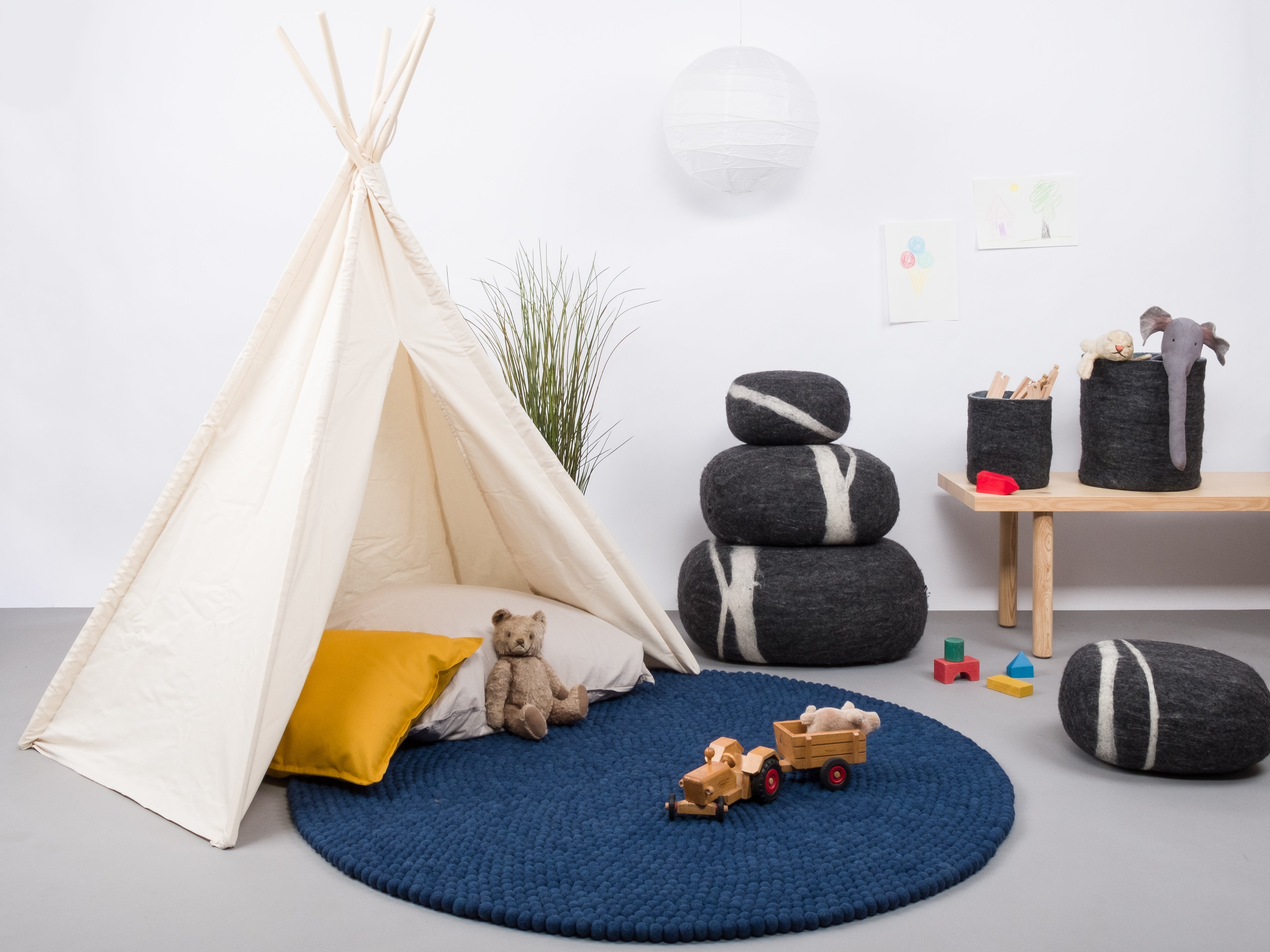 myfelt Alva Filzkugelteppich Blau aus Schurwolle – Bild 3