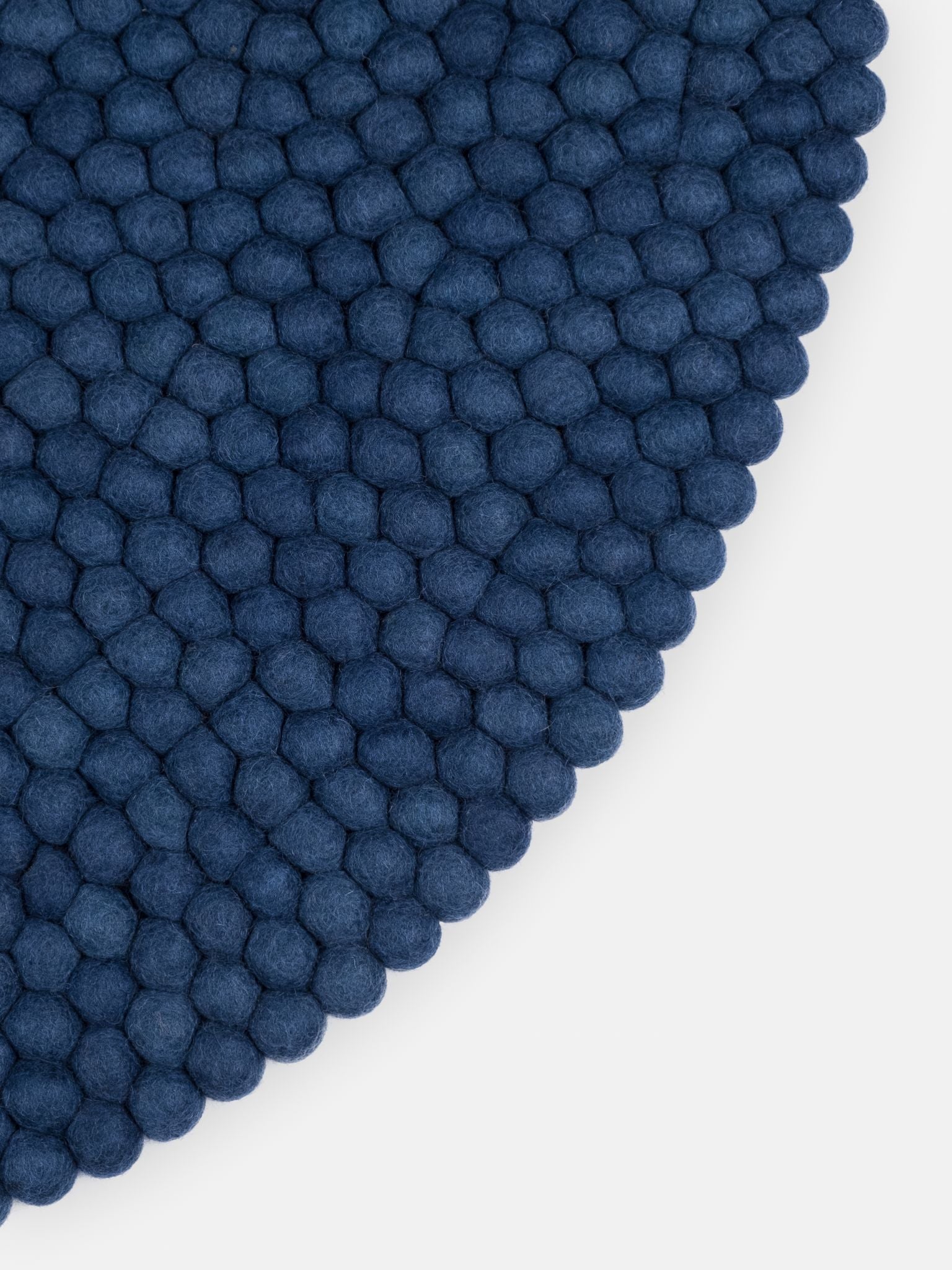 myfelt Alva Filzkugelteppich Blau aus Schurwolle – Bild 7
