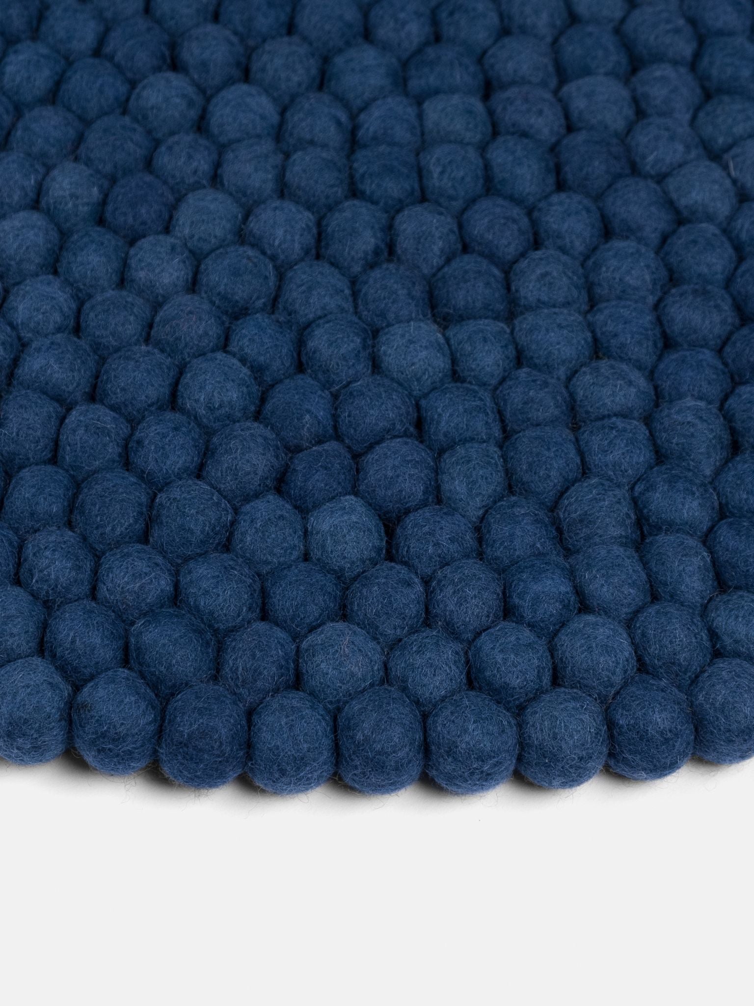 myfelt Alva Filzkugelteppich Blau aus Schurwolle – Bild 8