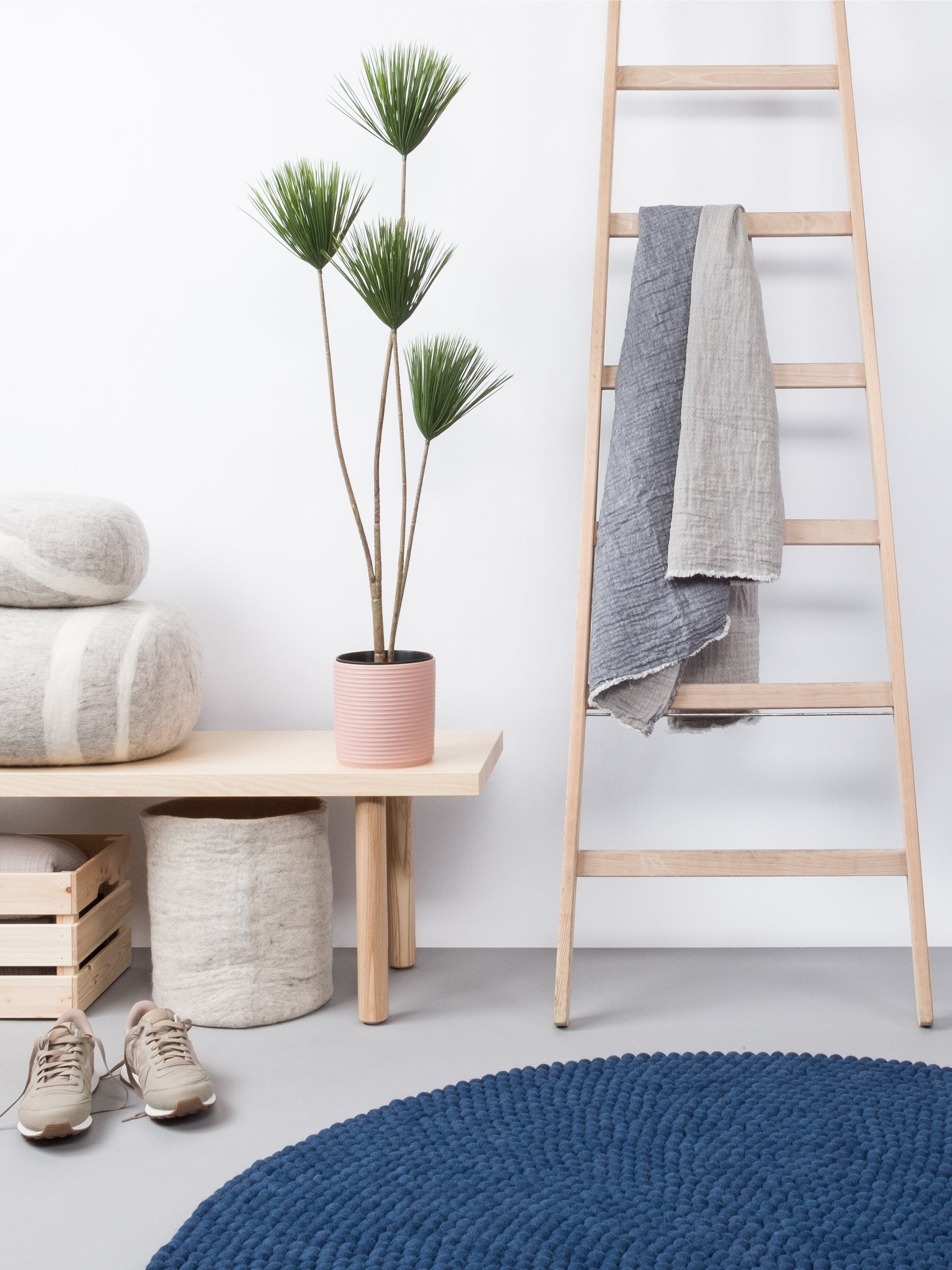 myfelt Alva Filzkugelteppich Blau aus Schurwolle – Bild 2