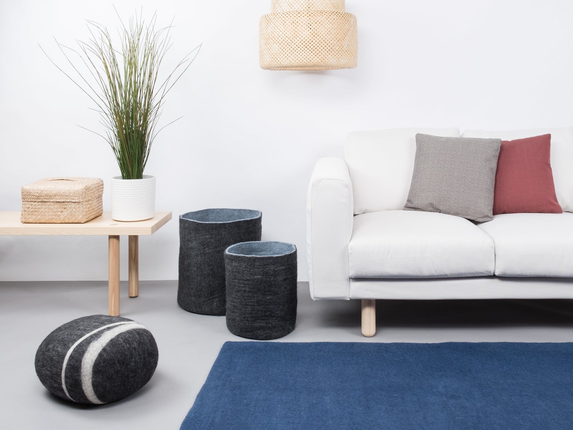 myfelt Alva Filzkugelteppich Blau aus Schurwolle – Bild 2