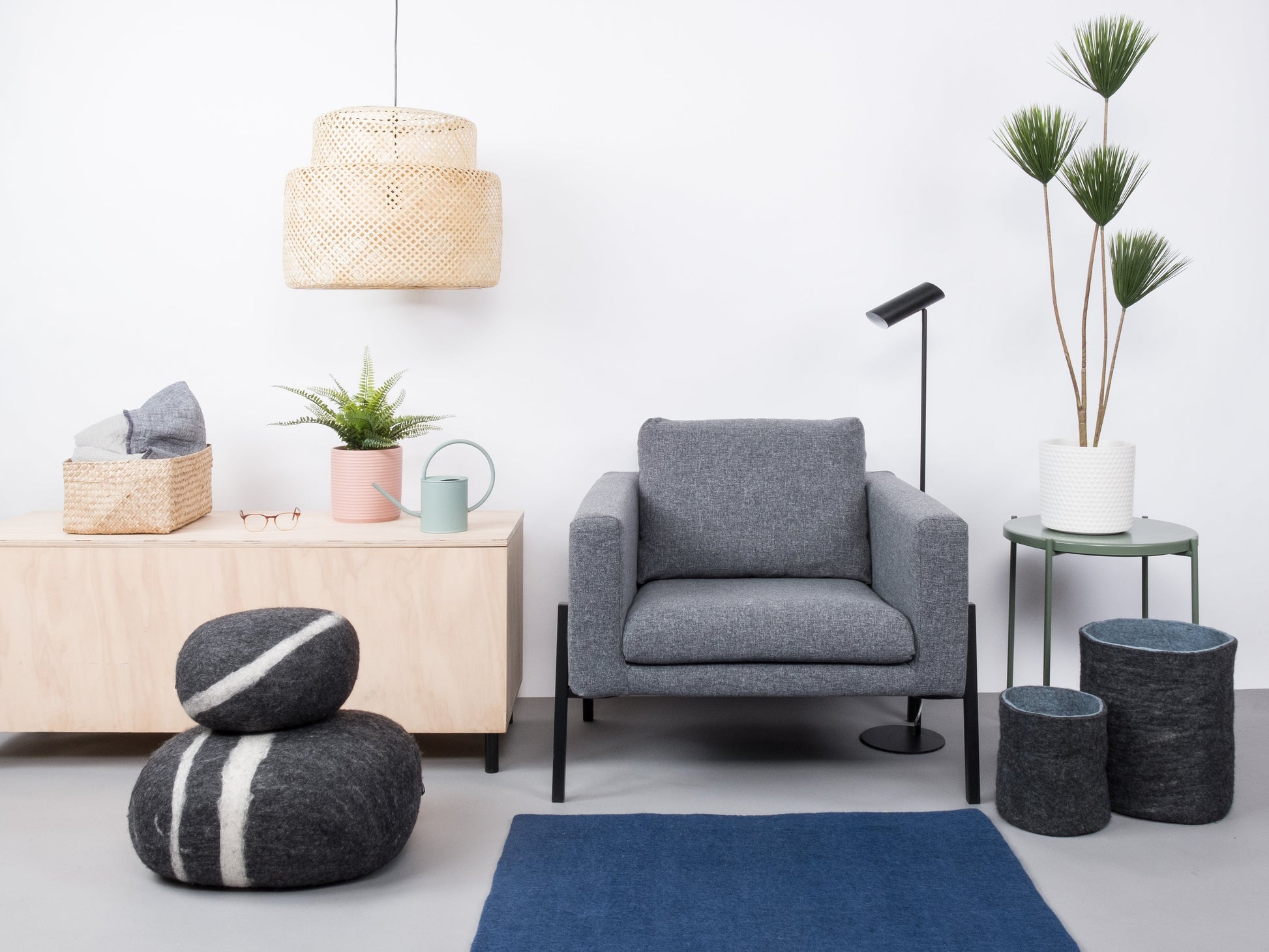 myfelt Alva Filzkugelteppich Blau aus Schurwolle – Bild 3