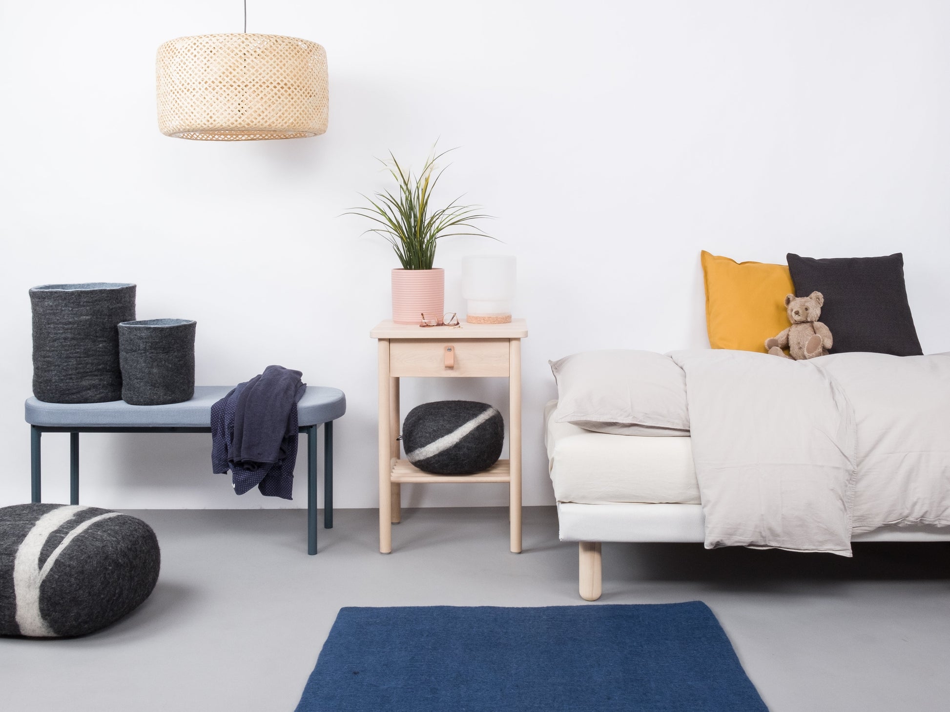 myfelt Alva Filzkugelteppich Blau aus Schurwolle – Bild 4