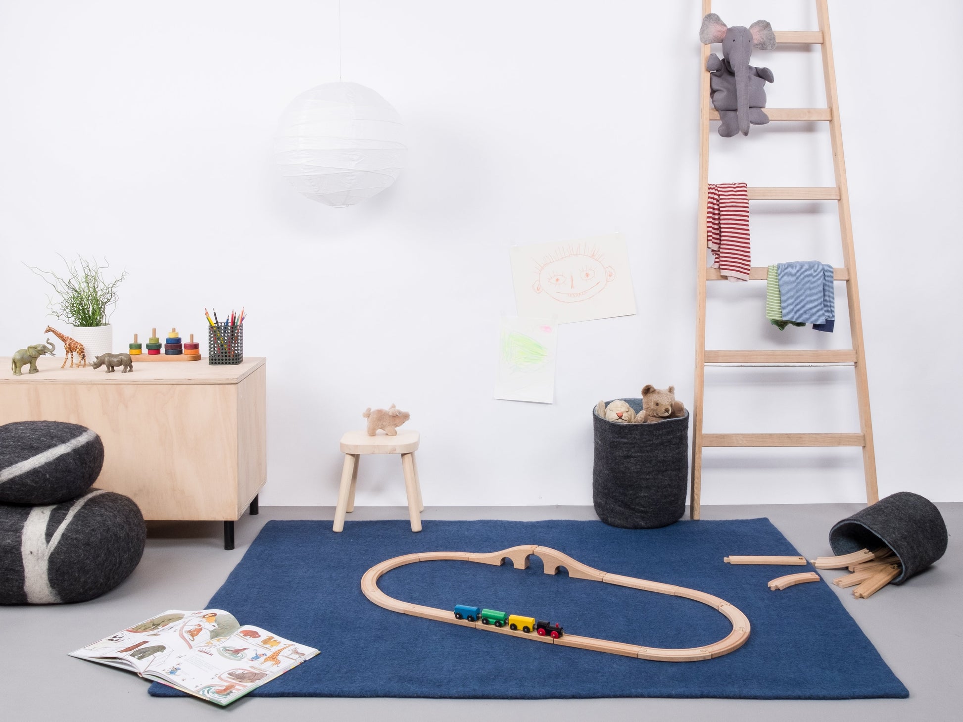 myfelt Alva Filzkugelteppich Blau aus Schurwolle – Bild 5