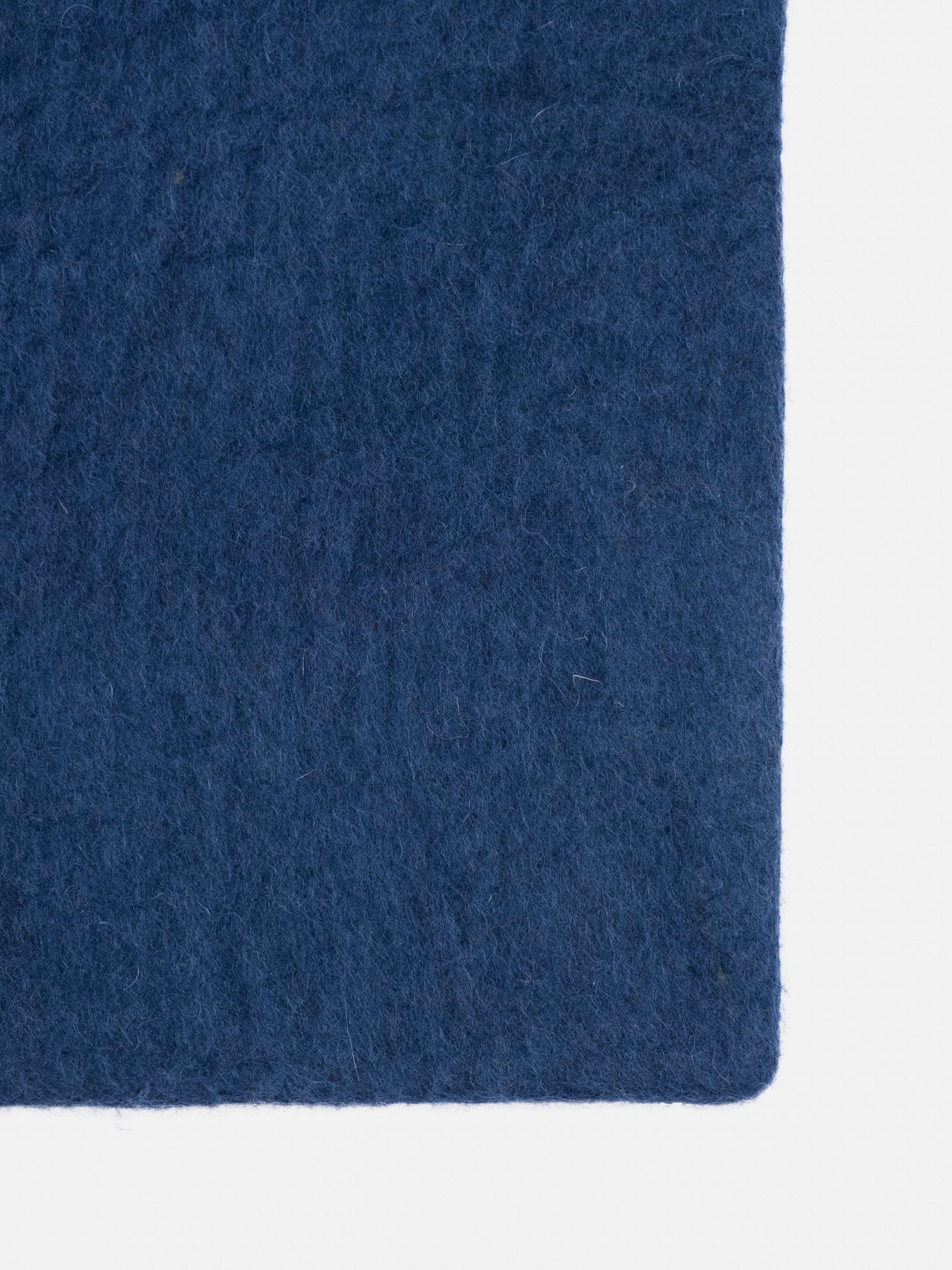 myfelt Alva Filzkugelteppich Blau aus Schurwolle – Bild 7