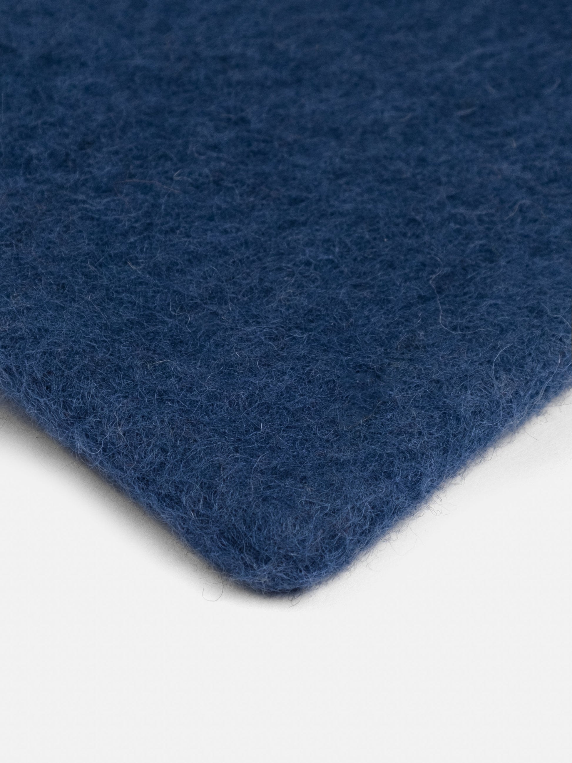 myfelt Alva Filzkugelteppich Blau aus Schurwolle – Bild 8