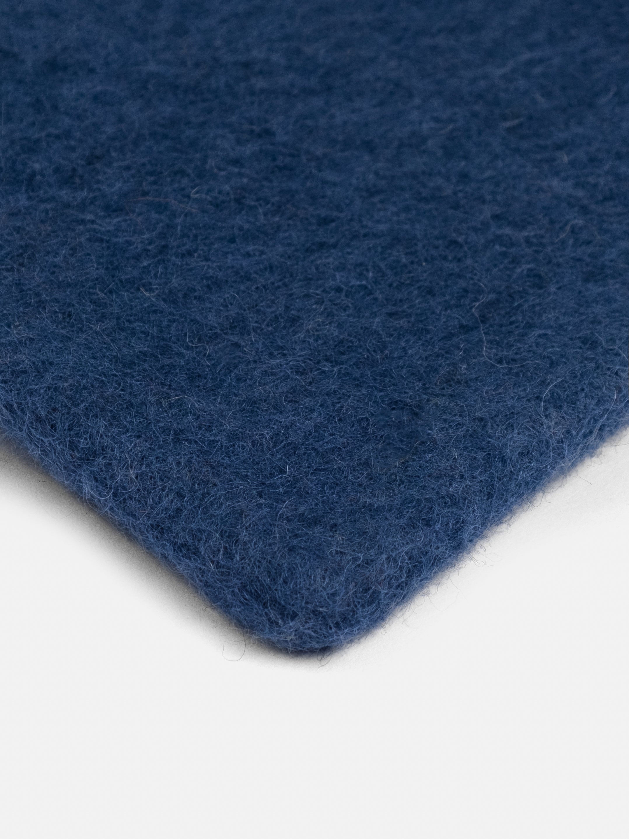 myfelt Alva Filzkugelteppich Blau aus Schurwolle – Bild 8