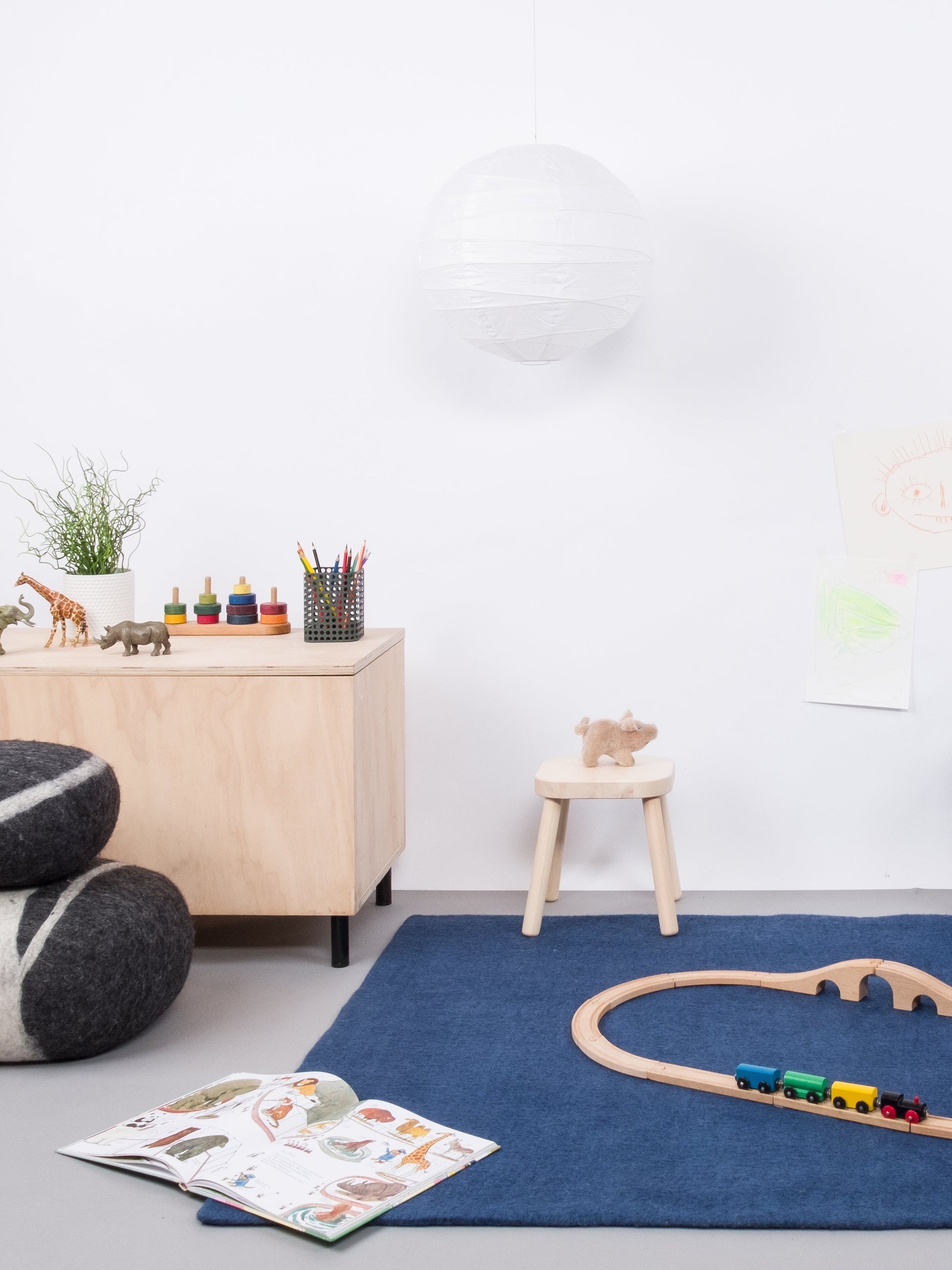 myfelt Alva Filzkugelteppich Blau aus Schurwolle – Bild 6