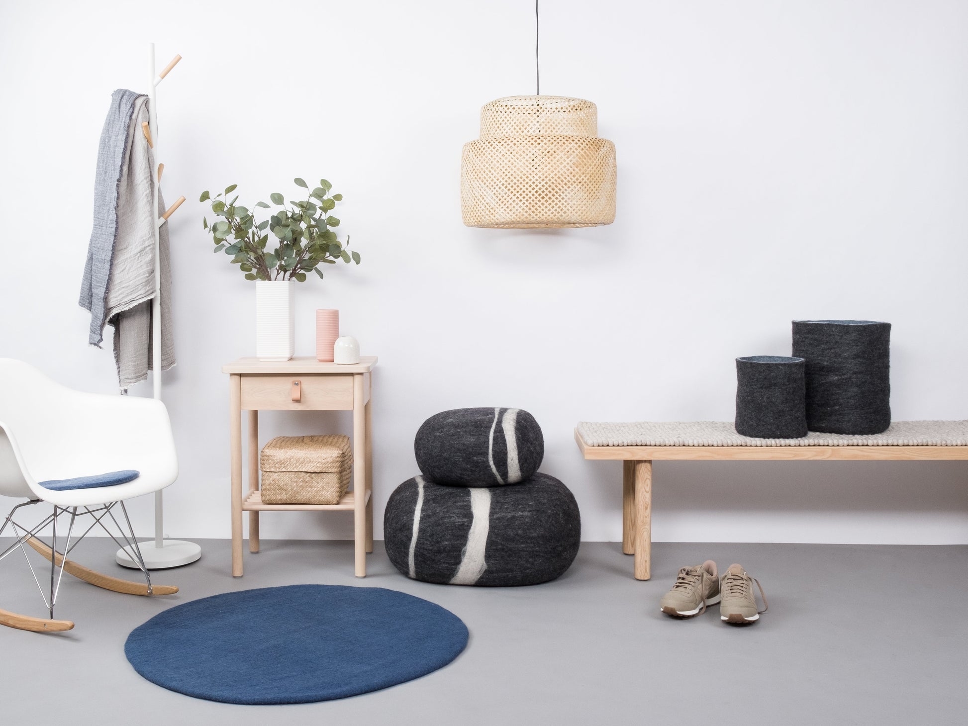 myfelt Alva Filzkugelteppich Blau aus Schurwolle – Bild 2