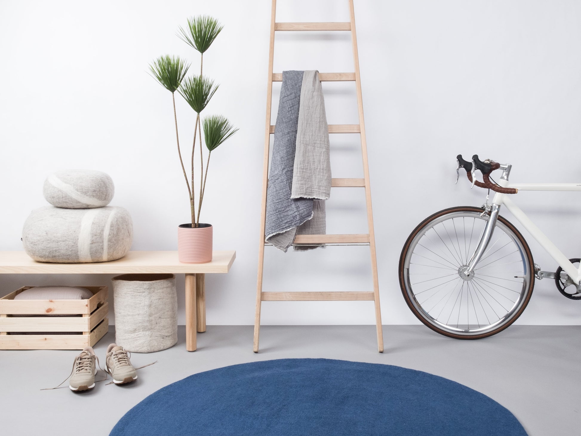 myfelt Alva Filzkugelteppich Blau aus Schurwolle – Bild 3