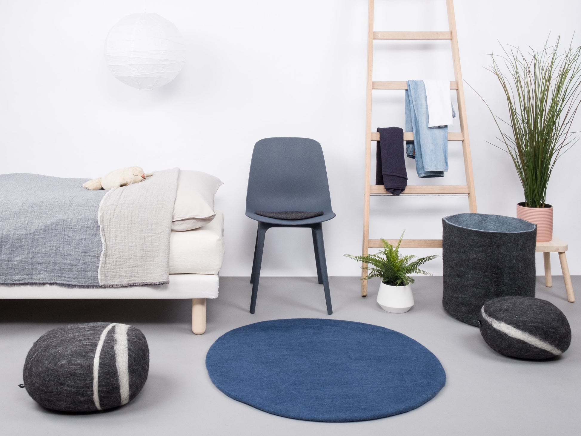 myfelt Alva Filzkugelteppich Blau aus Schurwolle – Bild 4