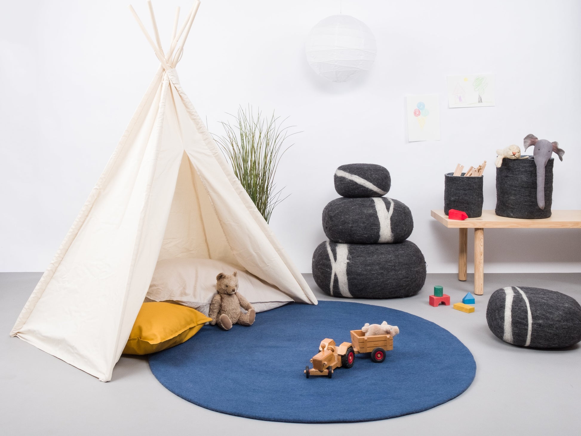 myfelt Alva Filzkugelteppich Blau aus Schurwolle – Bild 5