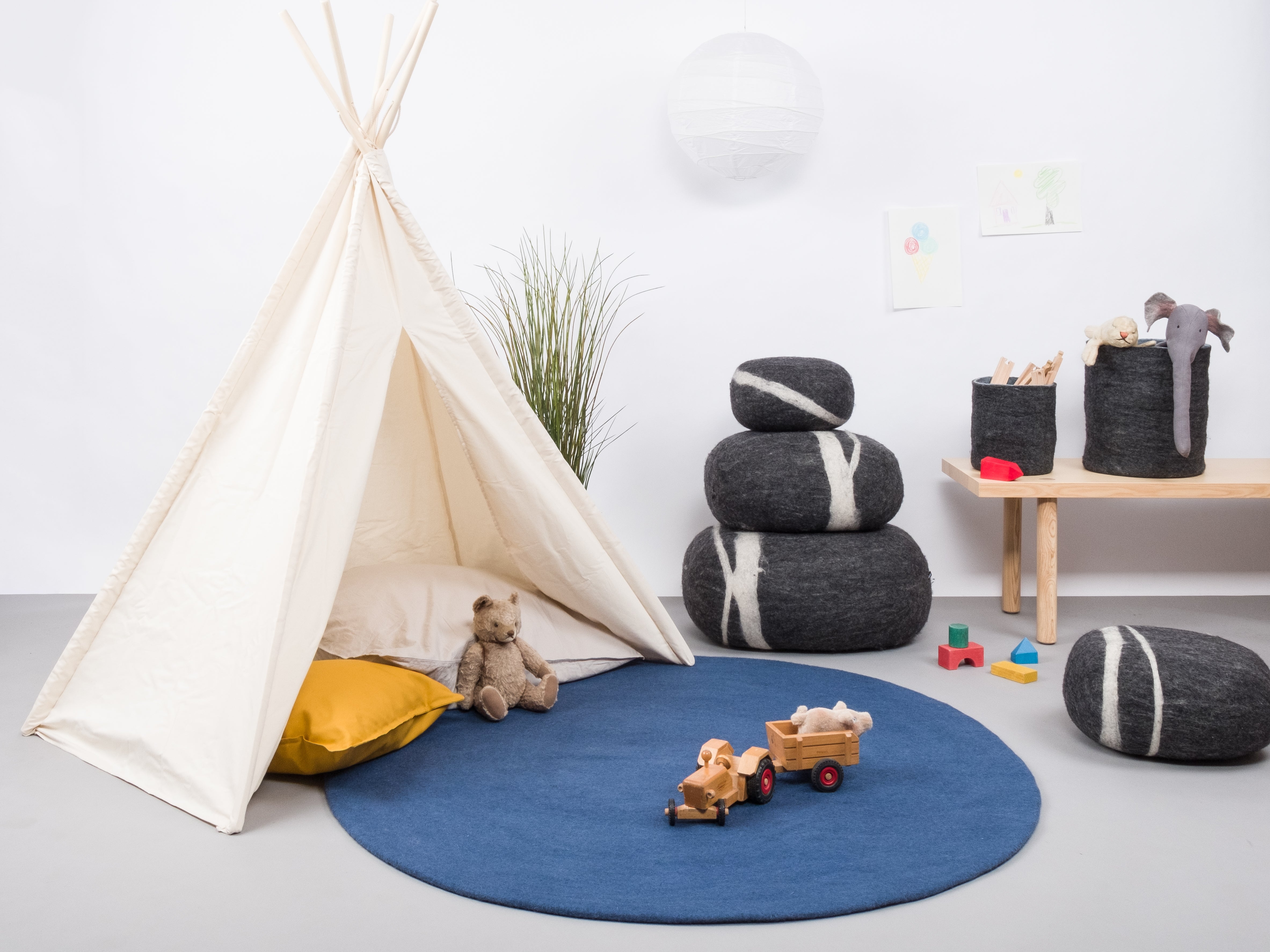 myfelt Alva Filzkugelteppich Blau aus Schurwolle – Bild 5
