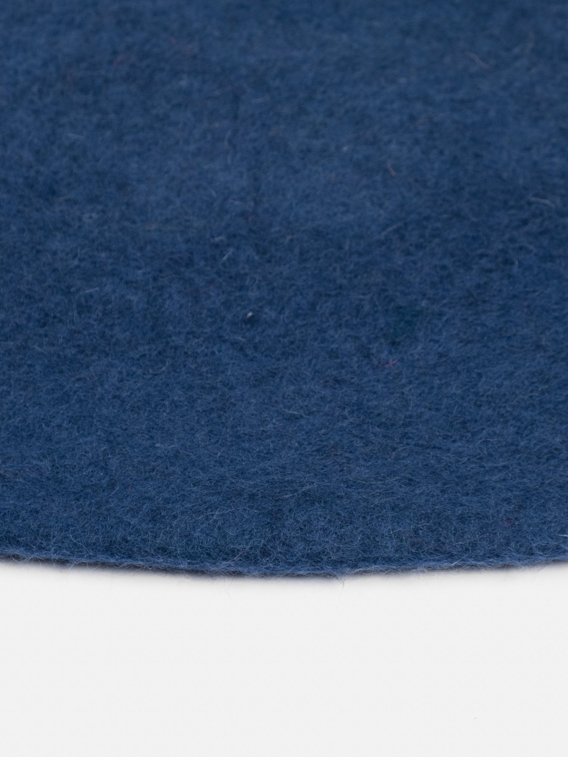myfelt Alva Filzkugelteppich Blau aus Schurwolle – Bild 8