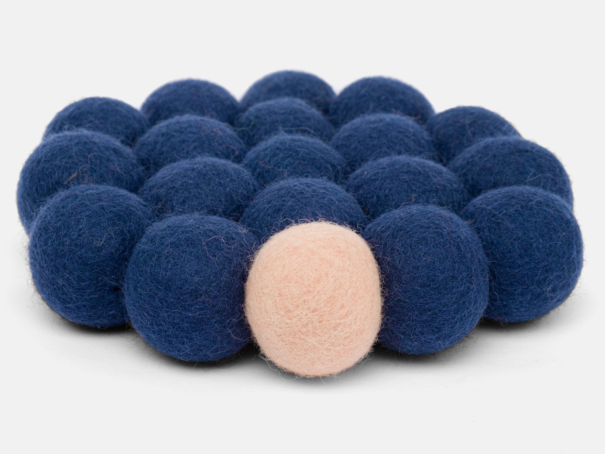 myfelt Alva Big One Untersetzer Blau aus Schurwolle – Bild 4