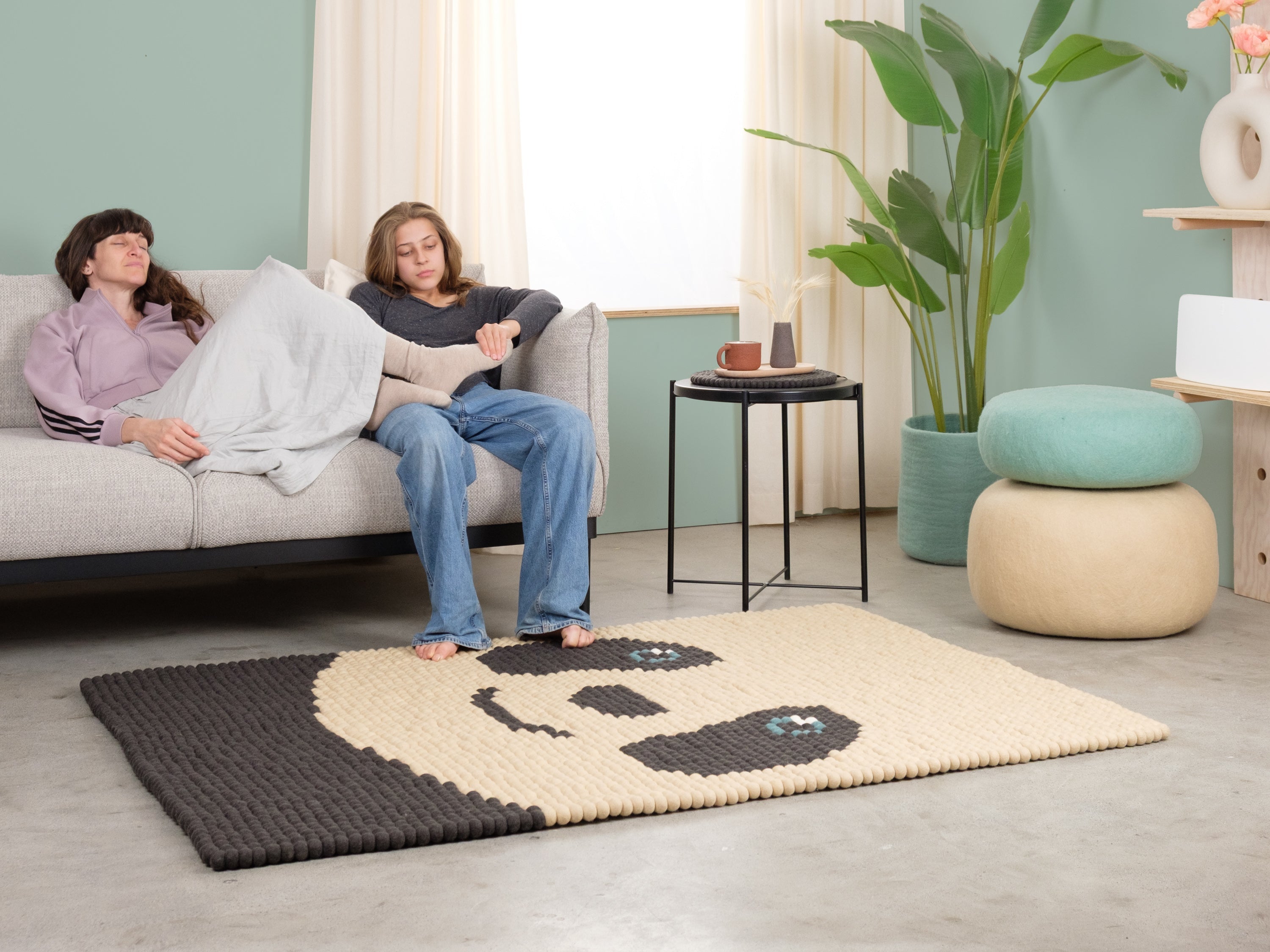 myfelt Bo Filzkugelteppich Weiß, Schwarz aus Schurwolle – Bild 2