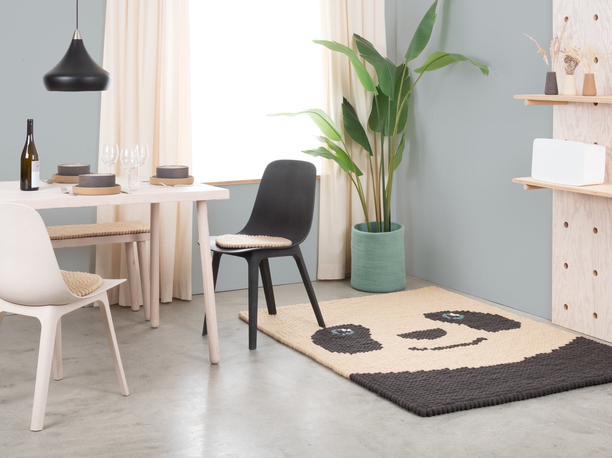 myfelt Bo Filzkugelteppich Weiß, Schwarz aus Schurwolle – Bild 6