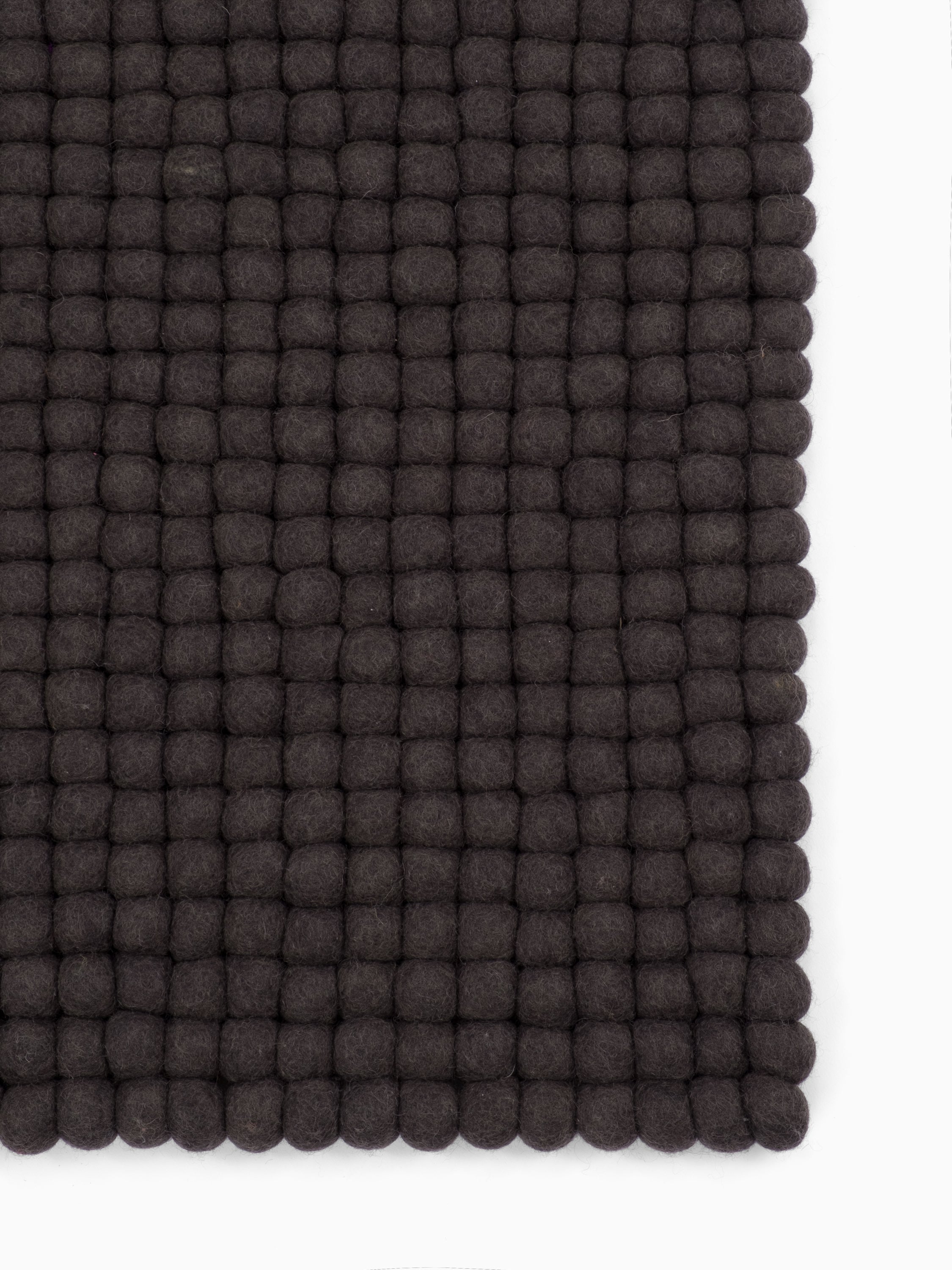 myfelt Bo Filzkugelteppich Weiß, Schwarz aus Schurwolle – Bild 8