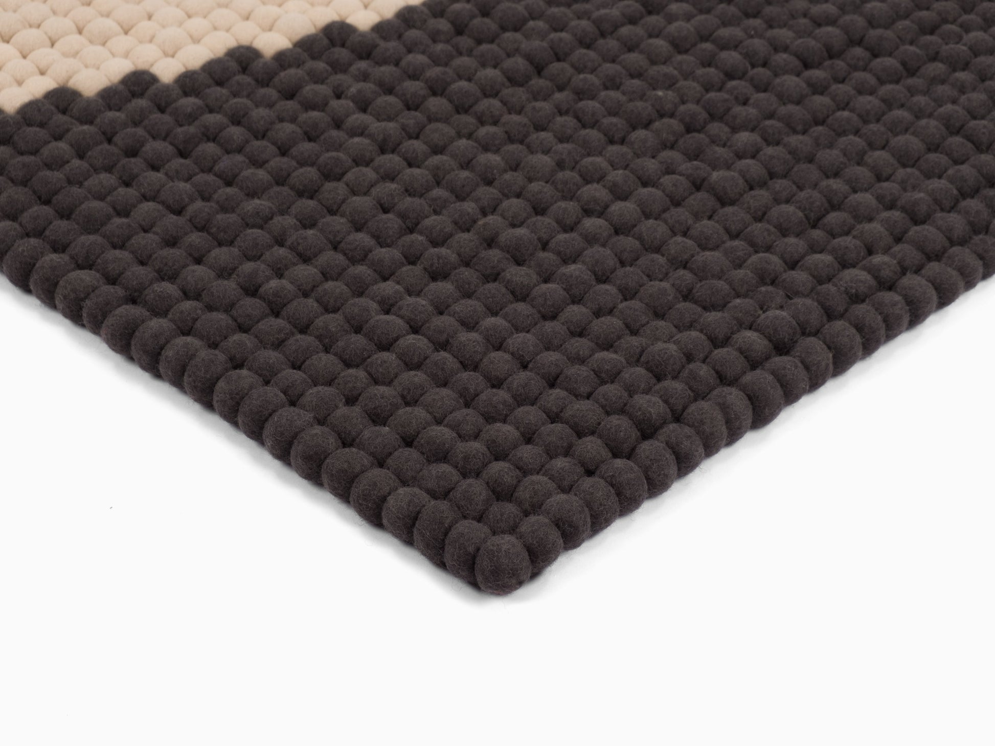 myfelt Bo Filzkugelteppich Weiß, Schwarz aus Schurwolle – Bild 7