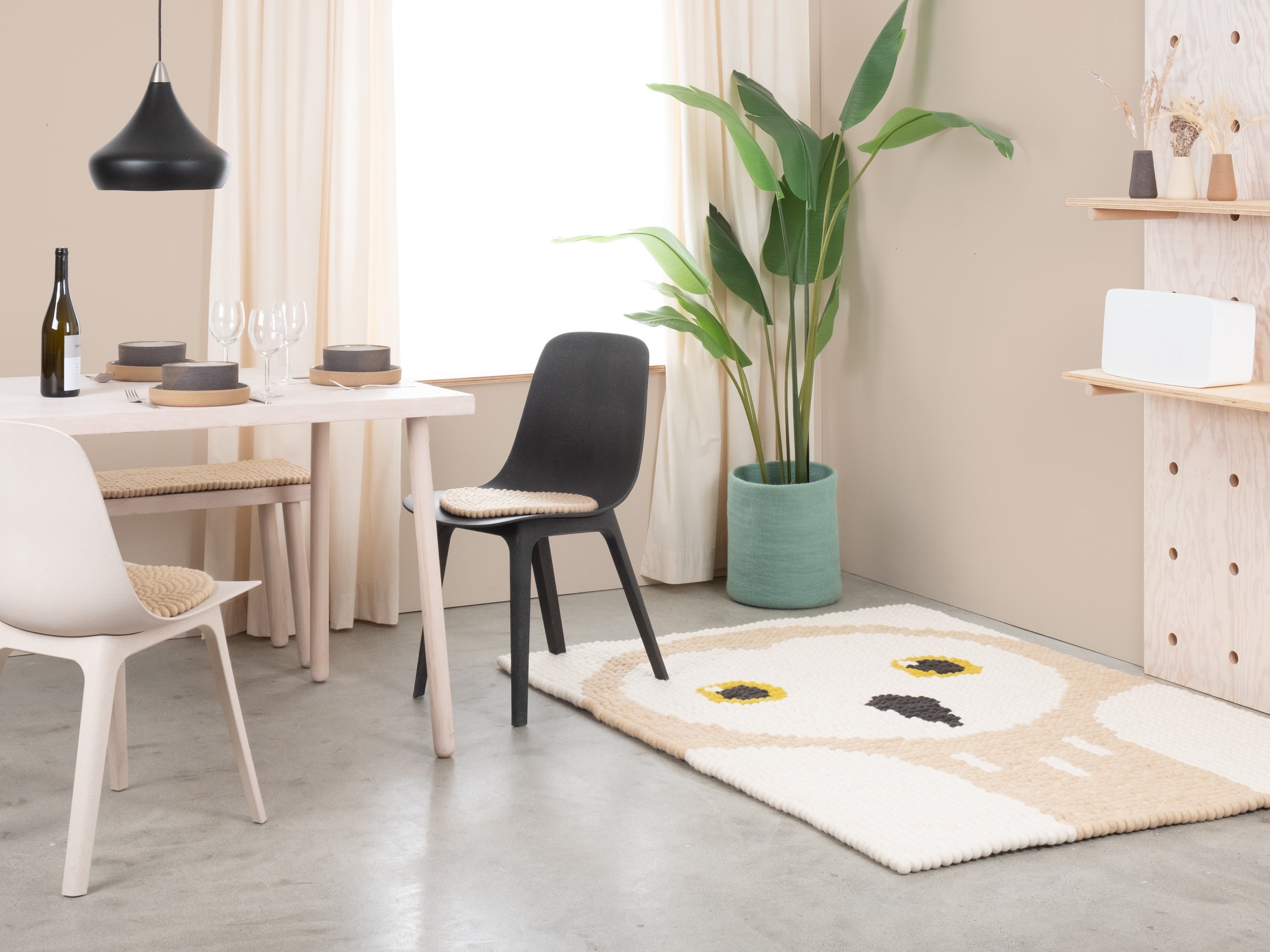 myfelt Evi Filzkugelteppich Grau, Blau aus Schurwolle – Bild 5