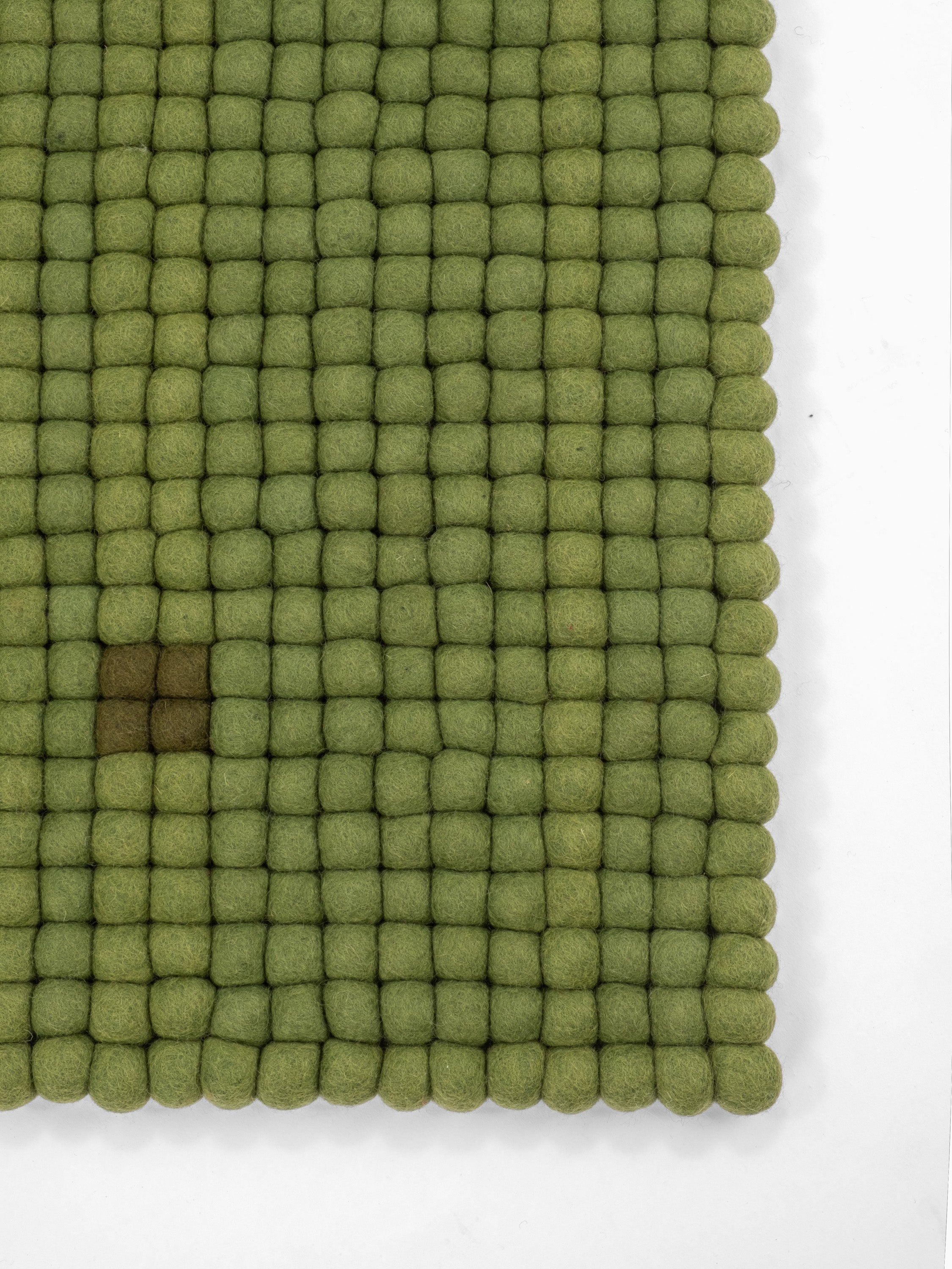 myfelt Käthe Filzkugelteppich Grün aus Schurwolle – Bild 8