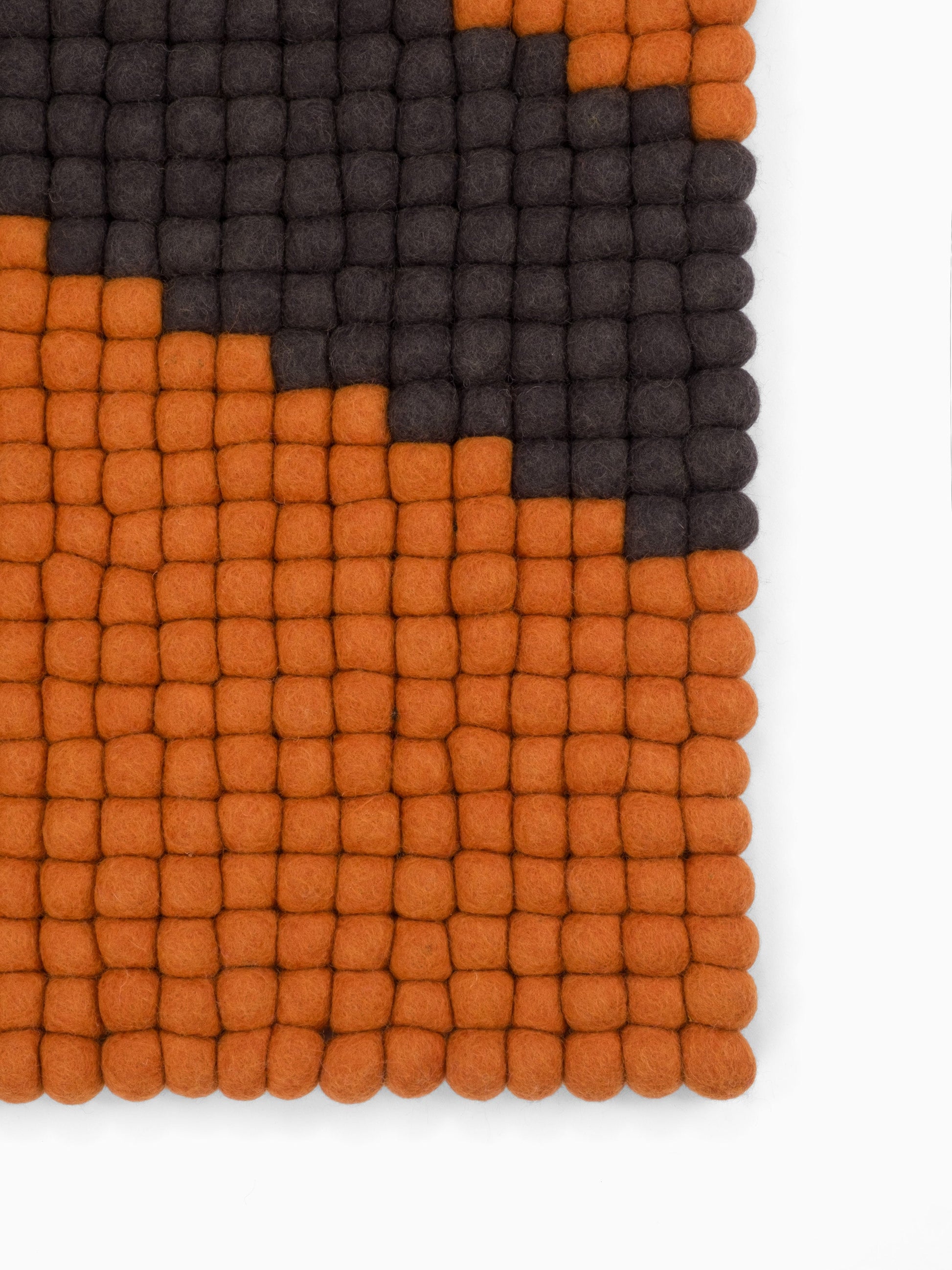 myfelt Shira Filzkugelteppich Rot, Orange aus Schurwolle – Bild 8