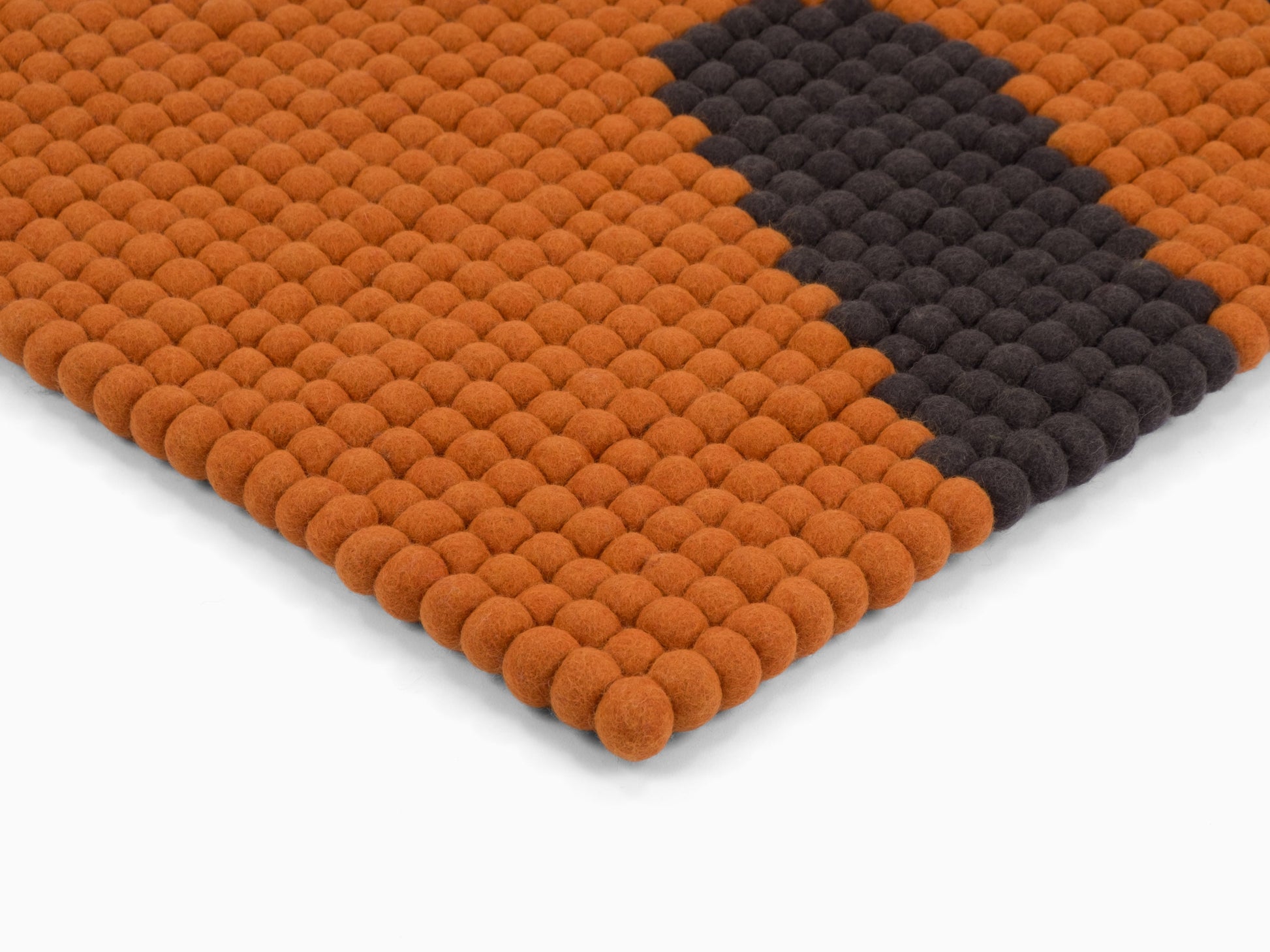 myfelt Shira Filzkugelteppich Rot, Orange aus Schurwolle – Bild 7