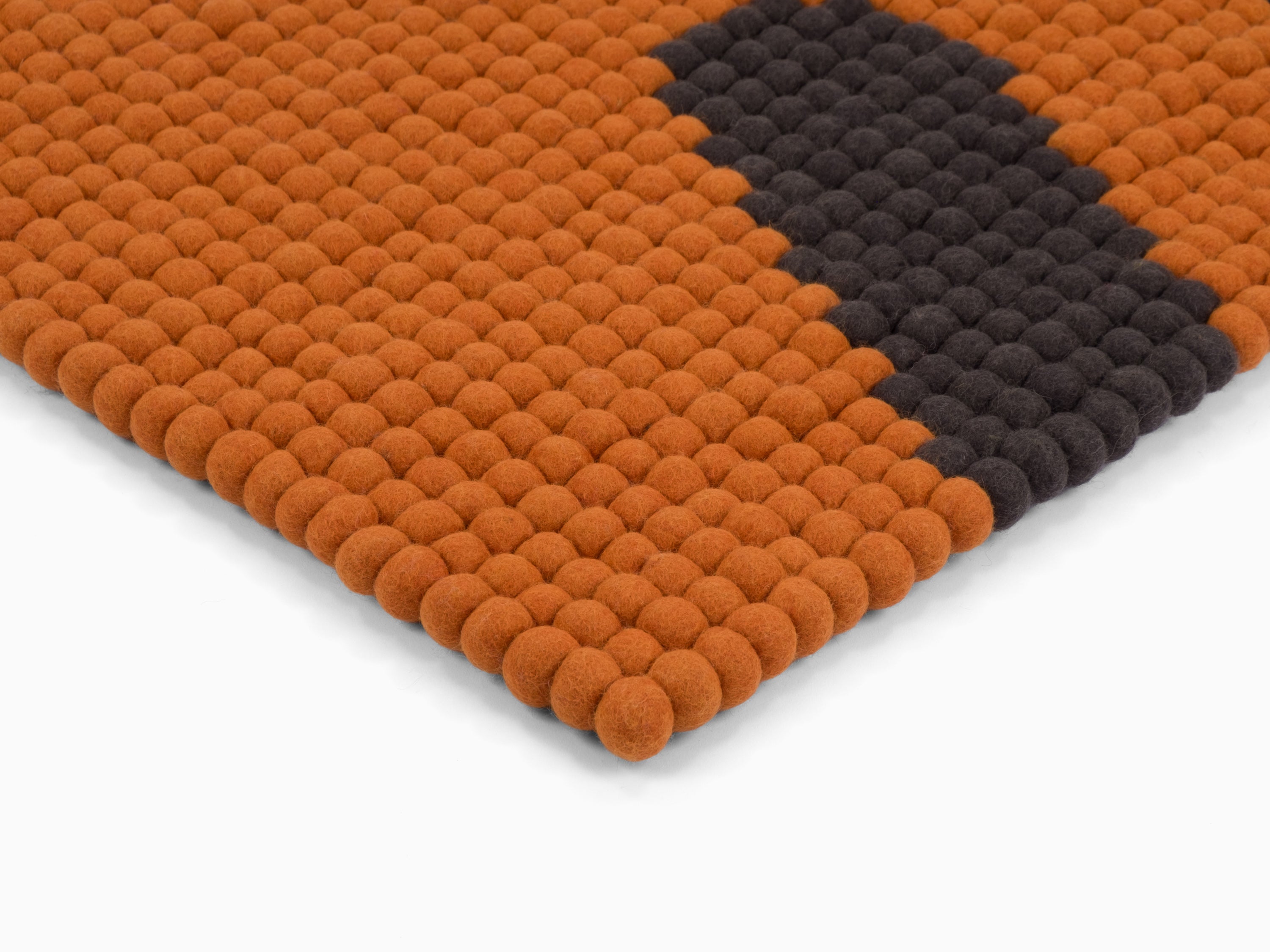myfelt Shira Filzkugelteppich Rot, Orange aus Schurwolle – Bild 7