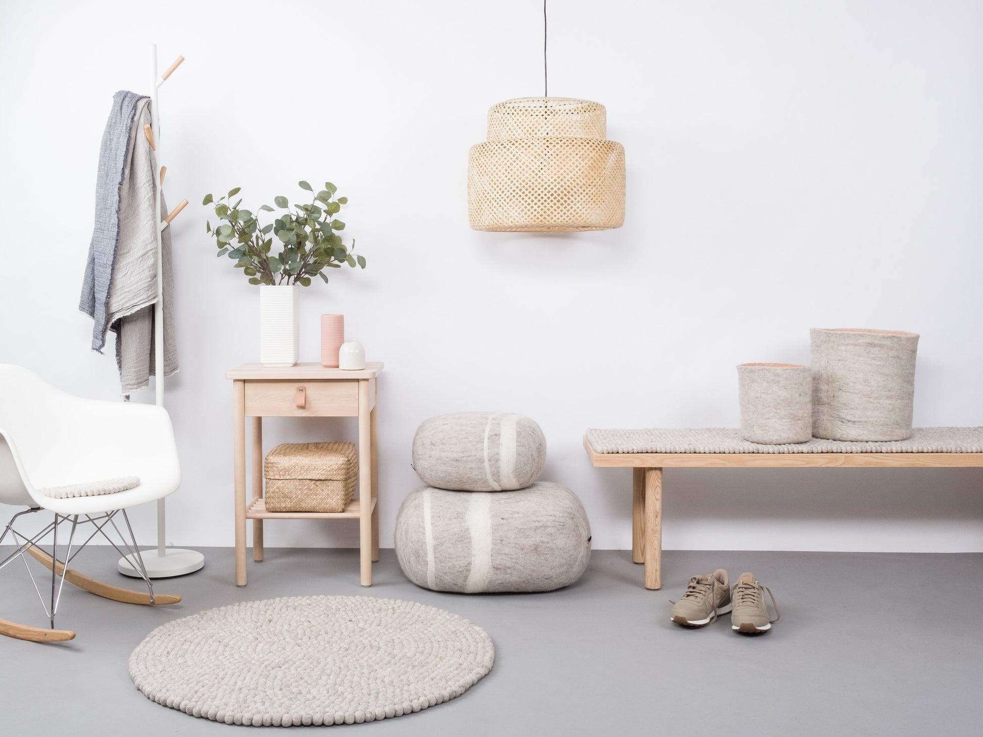 myfelt Béla Filzkugelteppich Grau, Beige aus Schurwolle – Bild 2