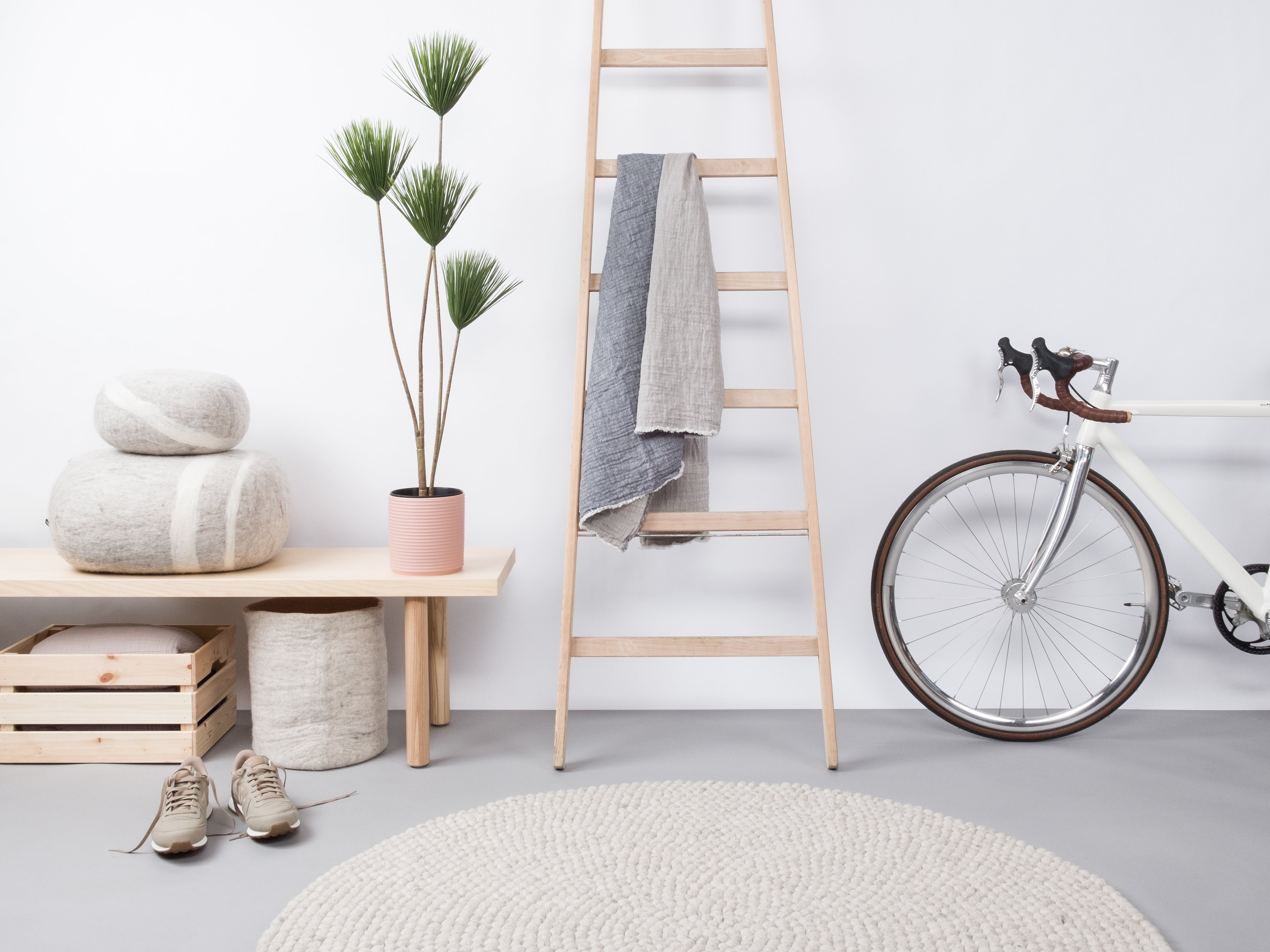 myfelt Béla Filzkugelteppich Grau, Beige aus Schurwolle – Bild 3