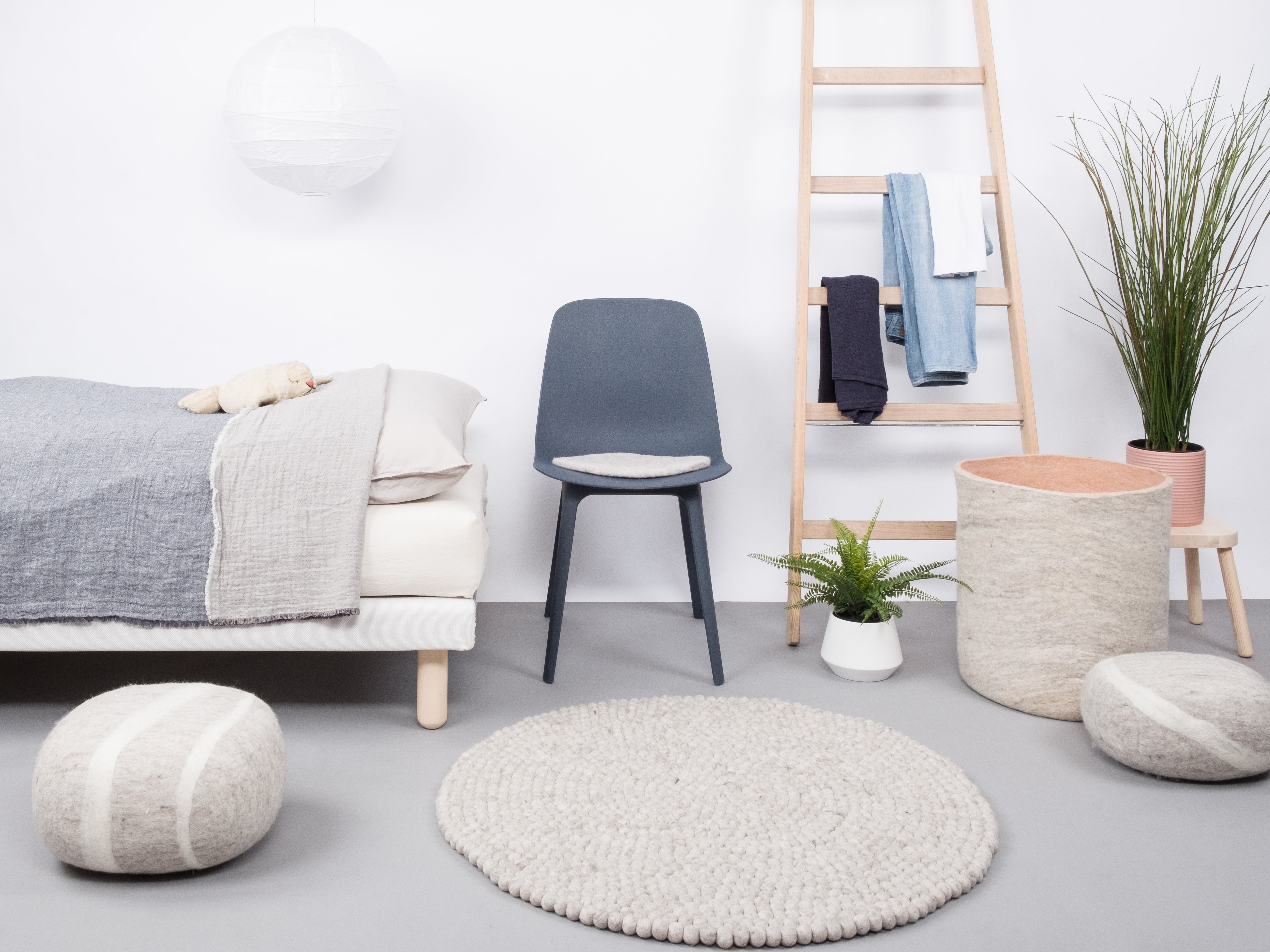 myfelt Béla Filzkugelteppich Grau, Beige aus Schurwolle – Bild 4