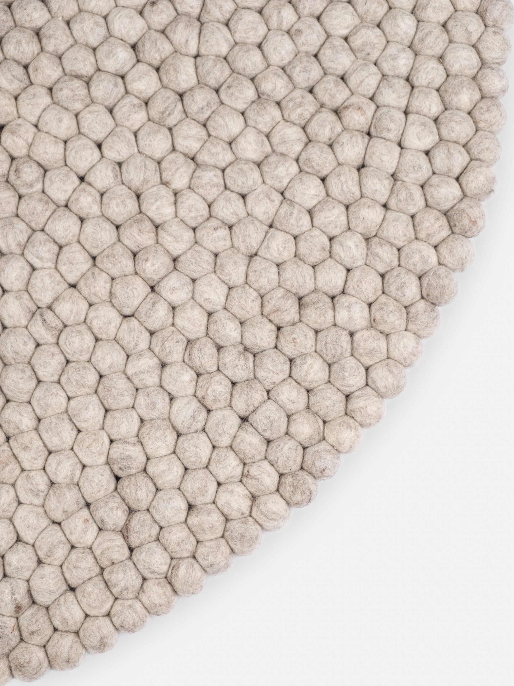 myfelt Béla Filzkugelteppich Grau, Beige aus Schurwolle – Bild 7